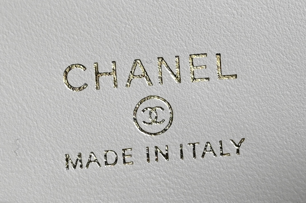 Small Vanity Case (LP Lunch Box Bag) in White Quilted Caviar Calfskin with Light Gold-Tone Hardware - Mocuir