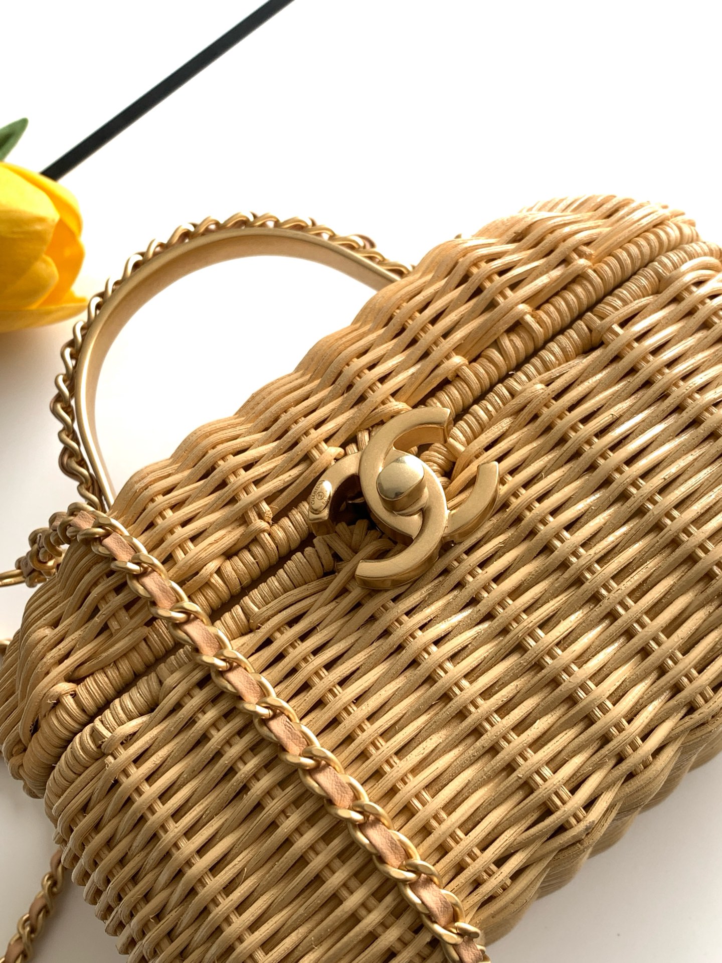 Wicker Vanity Case with Chain (AS4680) in Natural Wicker & Calfskin with Gold-Tone Hardware, 26C Cruise Collection - Mocuir