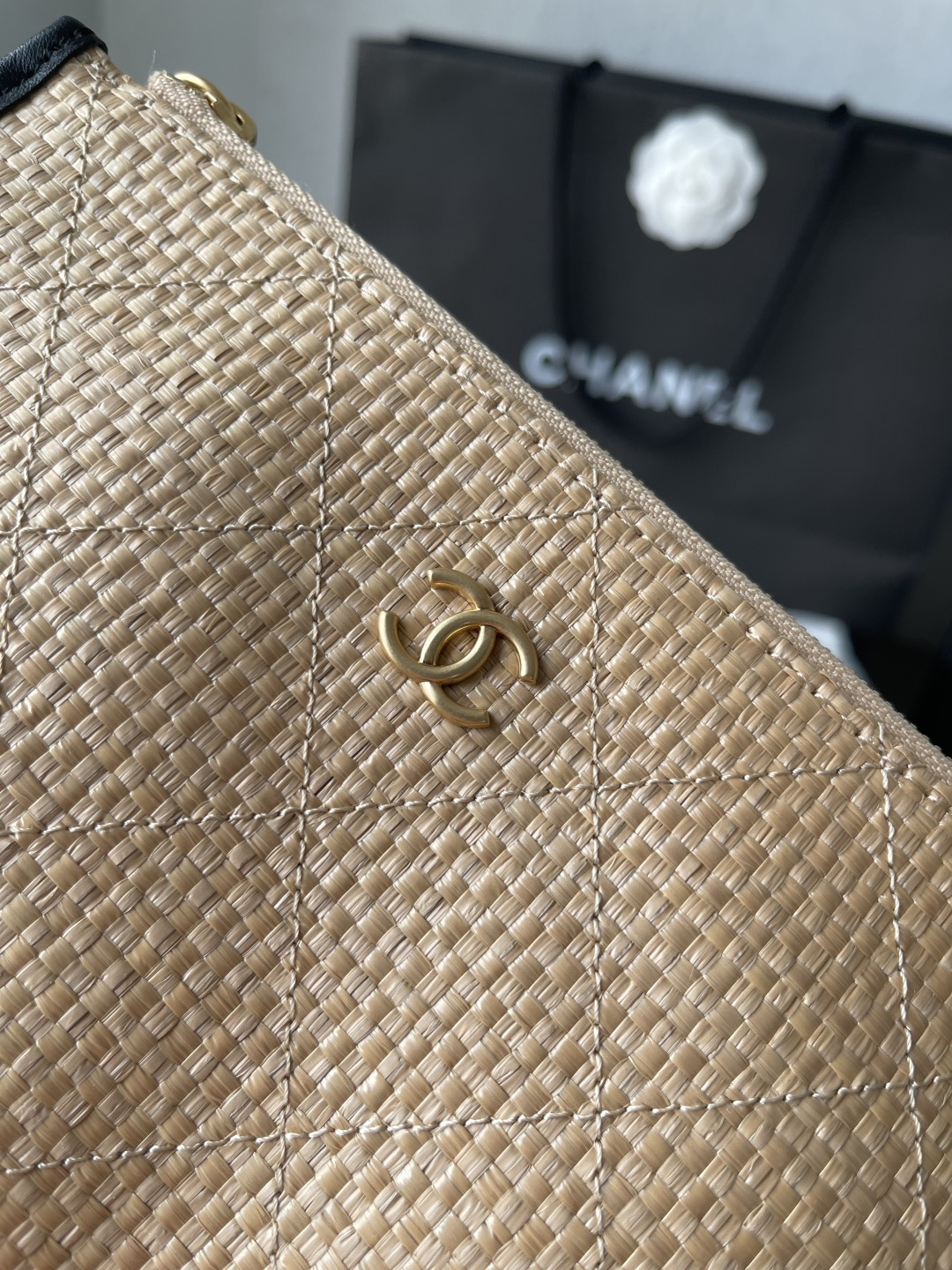 25C Beige Woven Straw Large Tote Handbag with Black Calfskin Trim and Gold-Tone Hardware - Mocuir