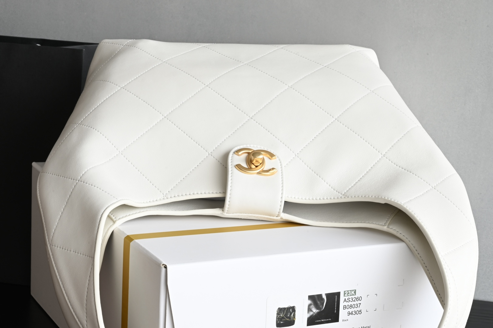 MAXI HOBO Bag in White Shiny Lambskin with Gold-Tone Hardware (Model AS5838) - Mocuir