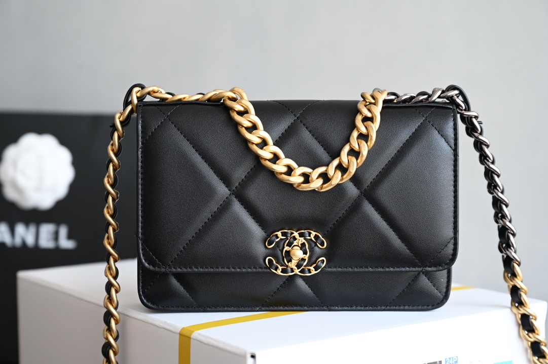 19 Wallet On Chain (WOC) in Black Lambskin with Mixed Gold & Silver Hardware (AS7759) - Mocuir