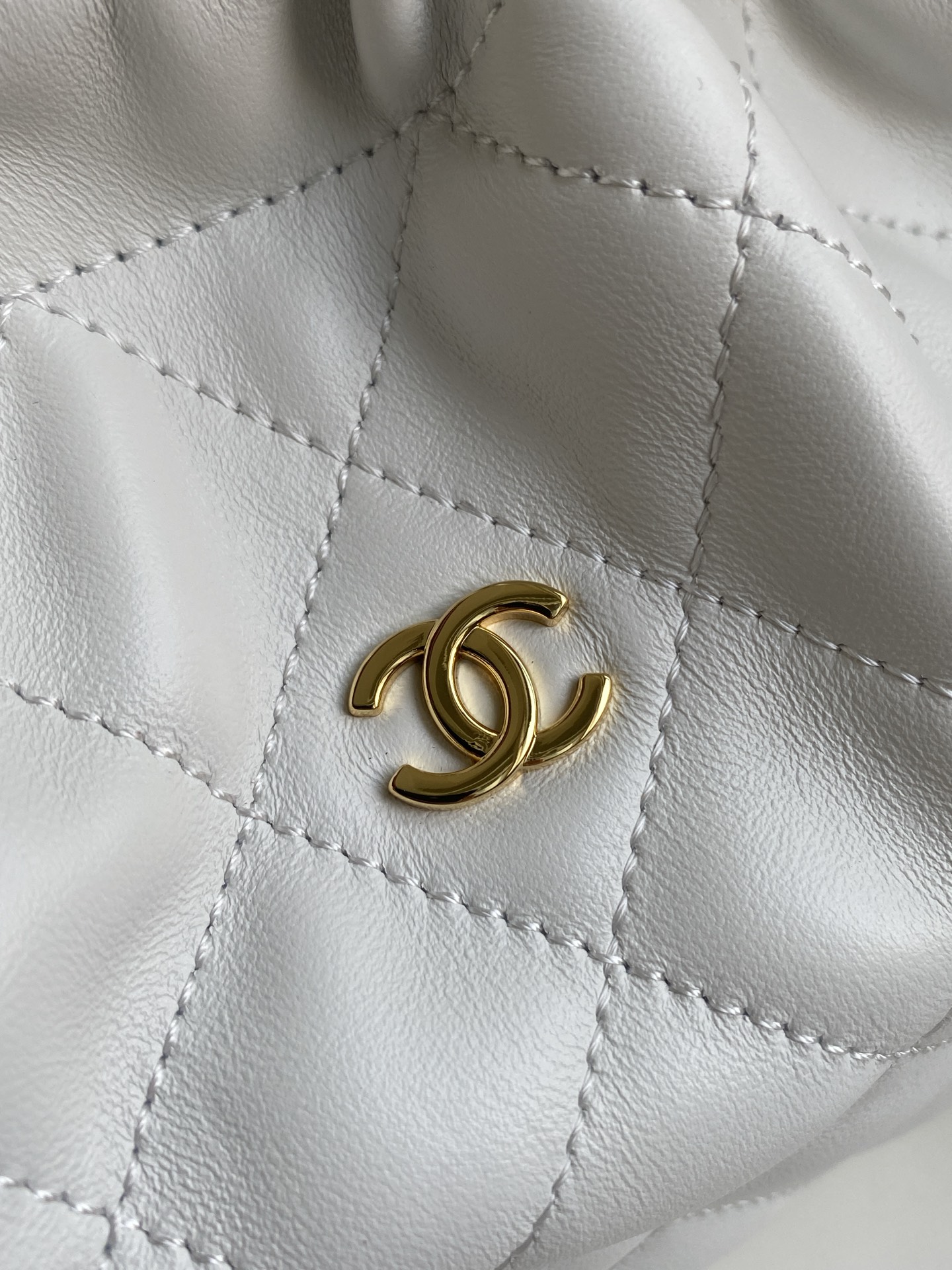 24BQuilted Lambskin Drawstring Hobo Bag（ White） - Mocuir