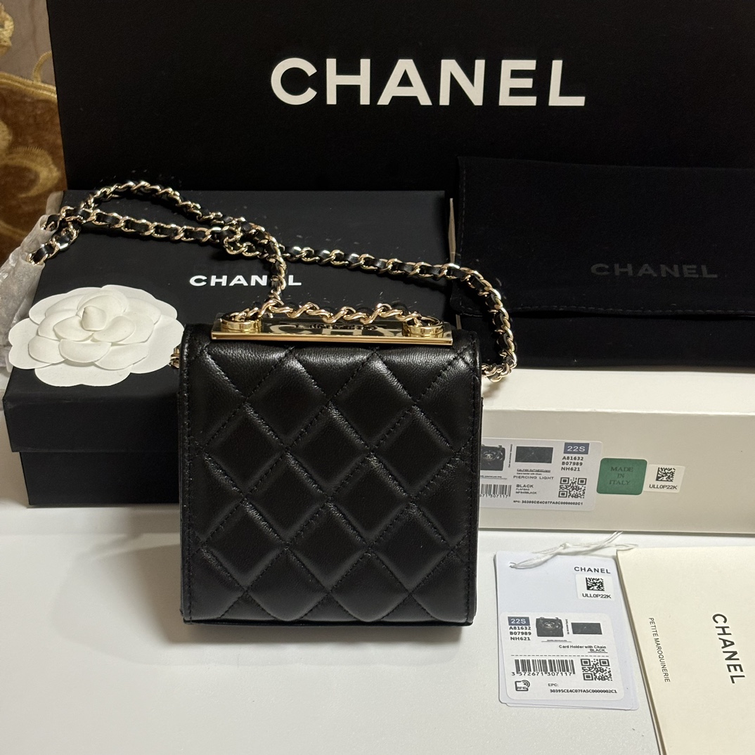 Trendy CC Mini Quilted Lambskin Shoulder Bag in Black (Gold Hardware) - Mocuir