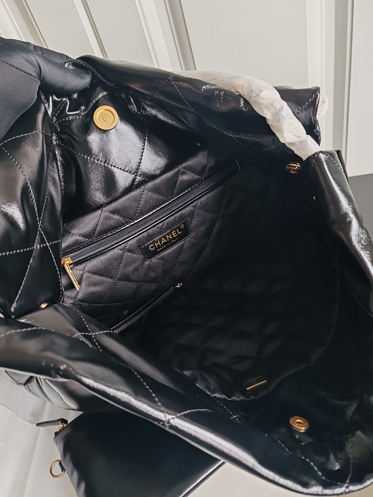 22 Bag (AS3260) in Black Shiny Calfskin with Gold-Tone Hardware, 24C Collection - Mocuir