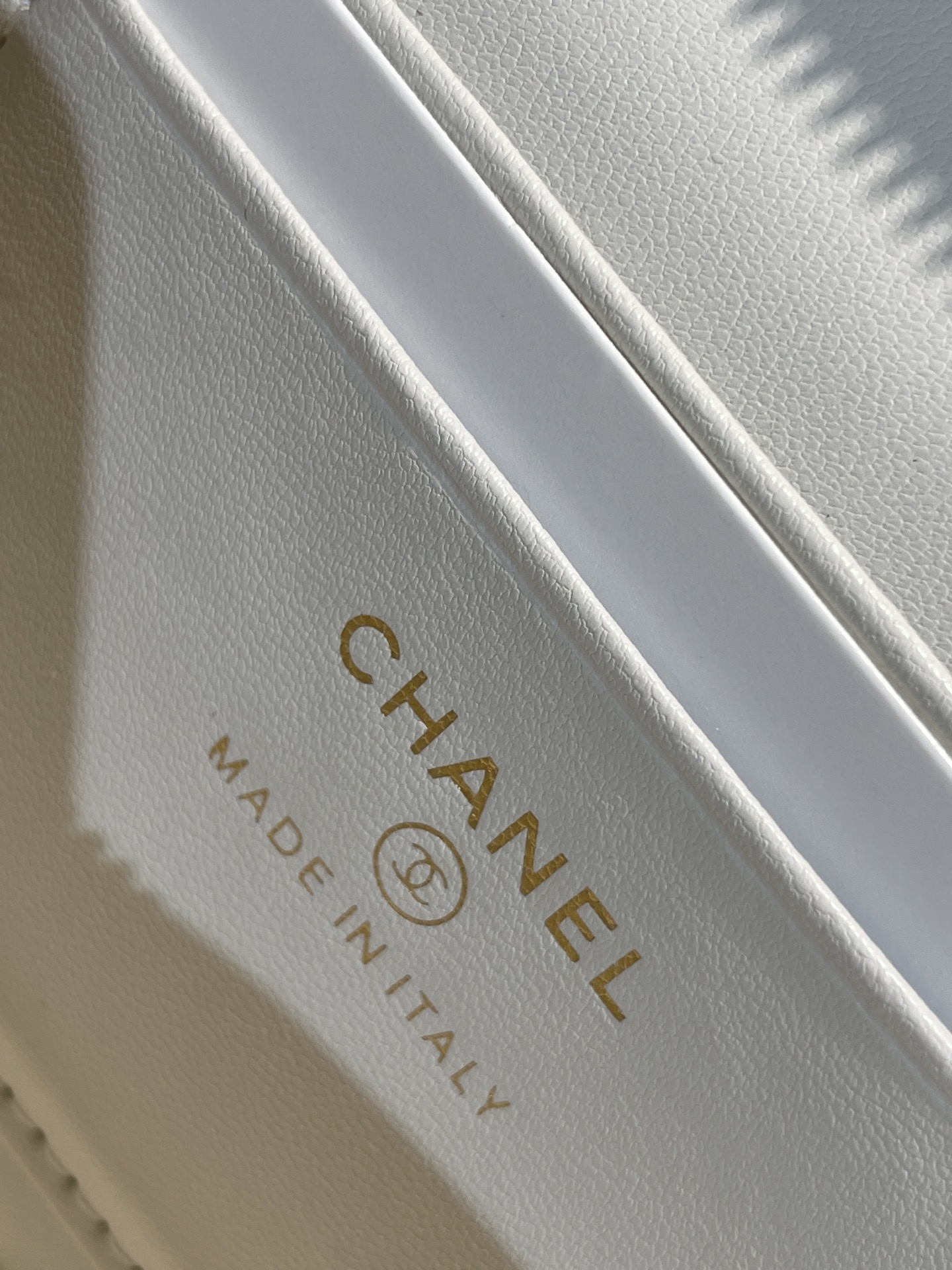 White Quilted Caviar Calfskin Vanity Case with Top Handle and Gold-Tone Chain Strap - Mocuir