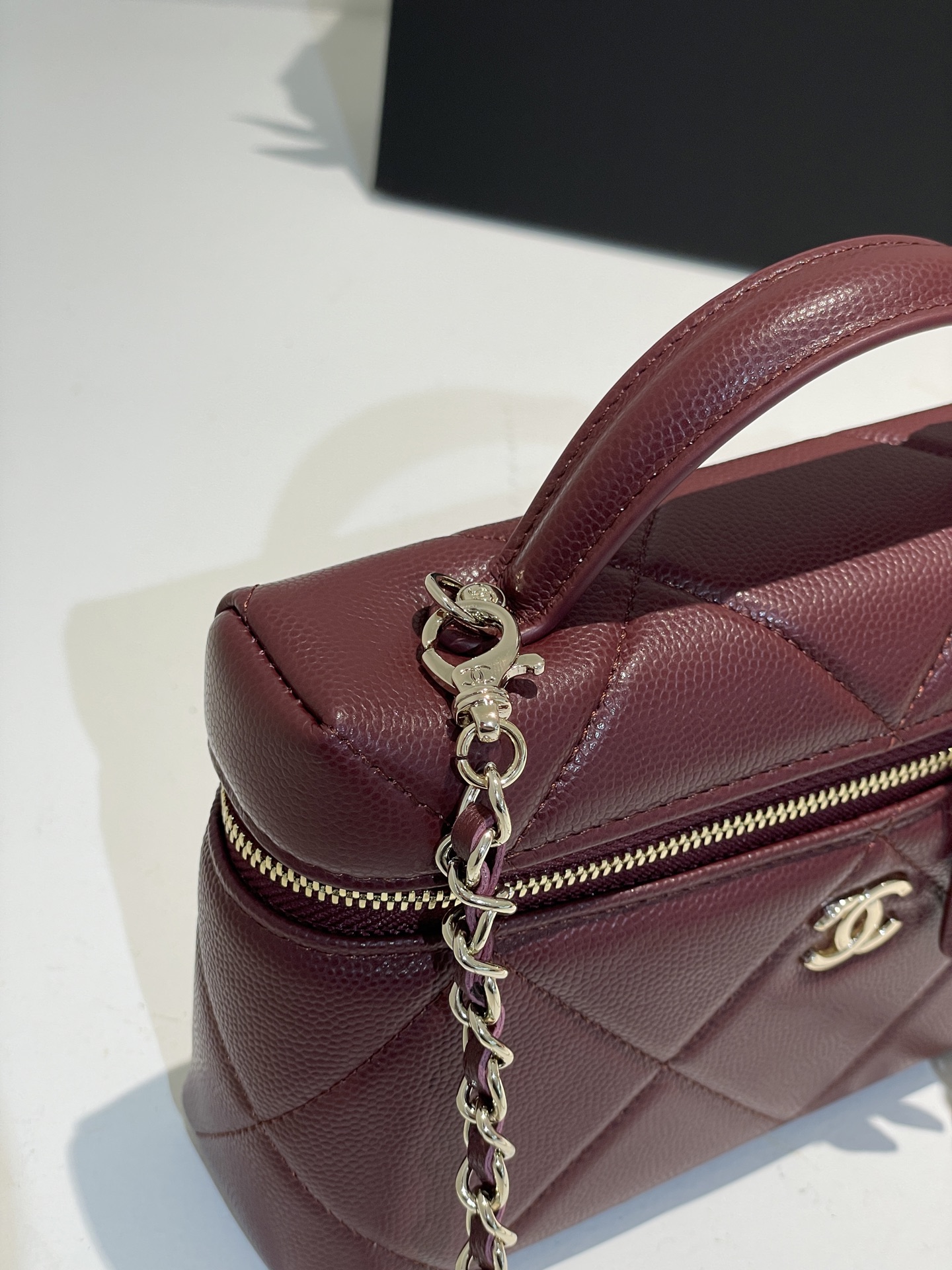 Burgundy Quilted Caviar Calfskin Vanity Case with Top Handle and Gold-Tone Chain Strap - Mocuir