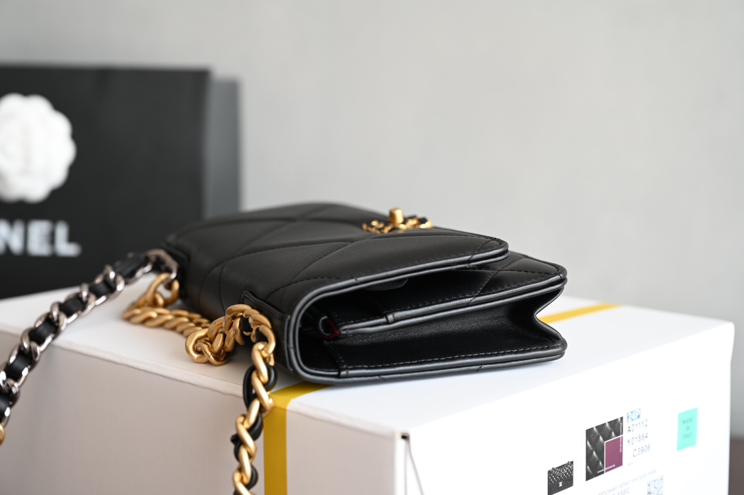 19 Wallet On Chain (WOC) in Black Lambskin with Mixed Gold & Silver Hardware (AS7759) - Mocuir