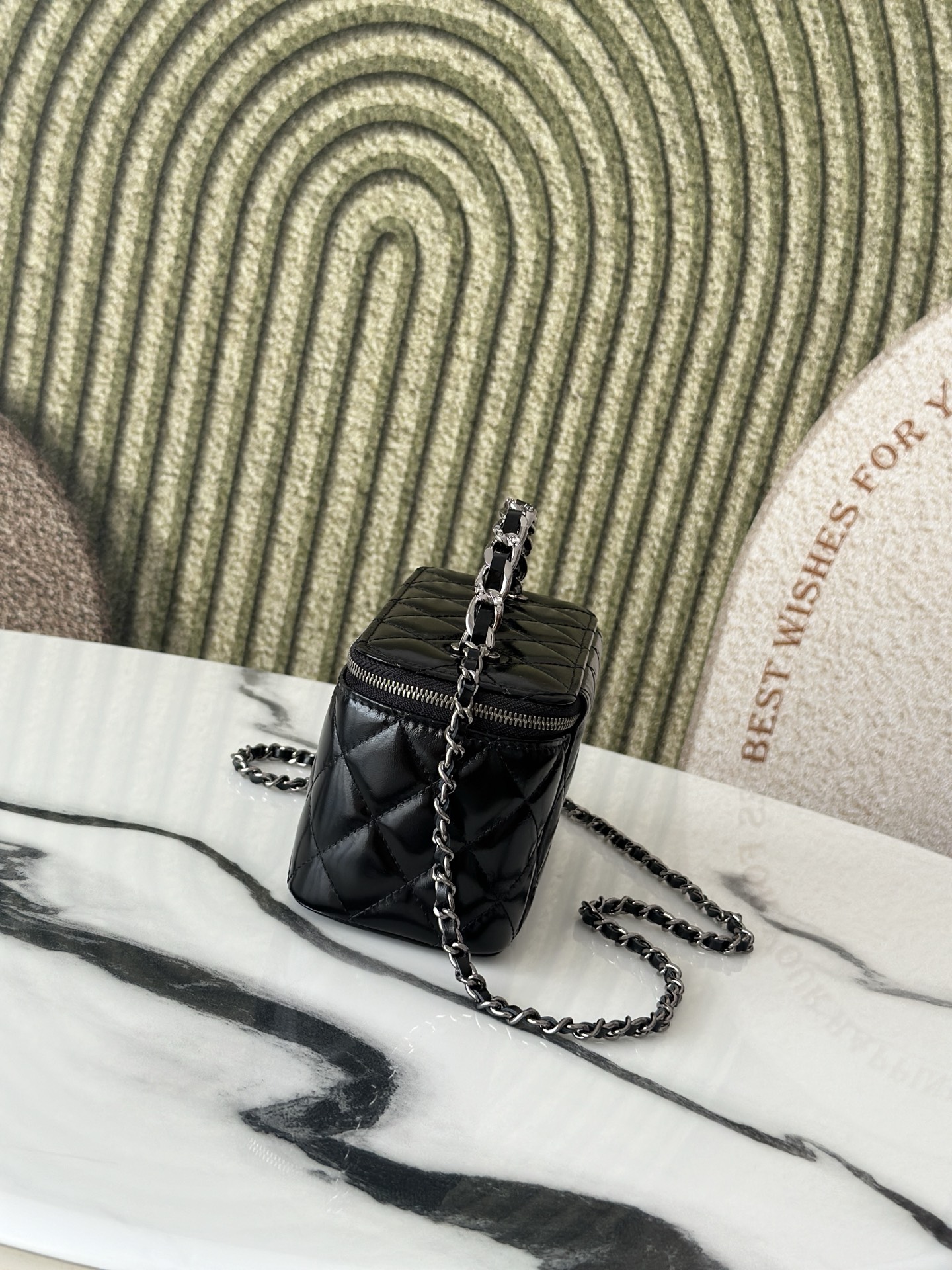 Quilted Patent Vanity Case with Chain (AP3940) in Black Patent Calfskin with Ruthenium-Finish Metal Hardware, 25B Fall-Winter Collection - Mocuir