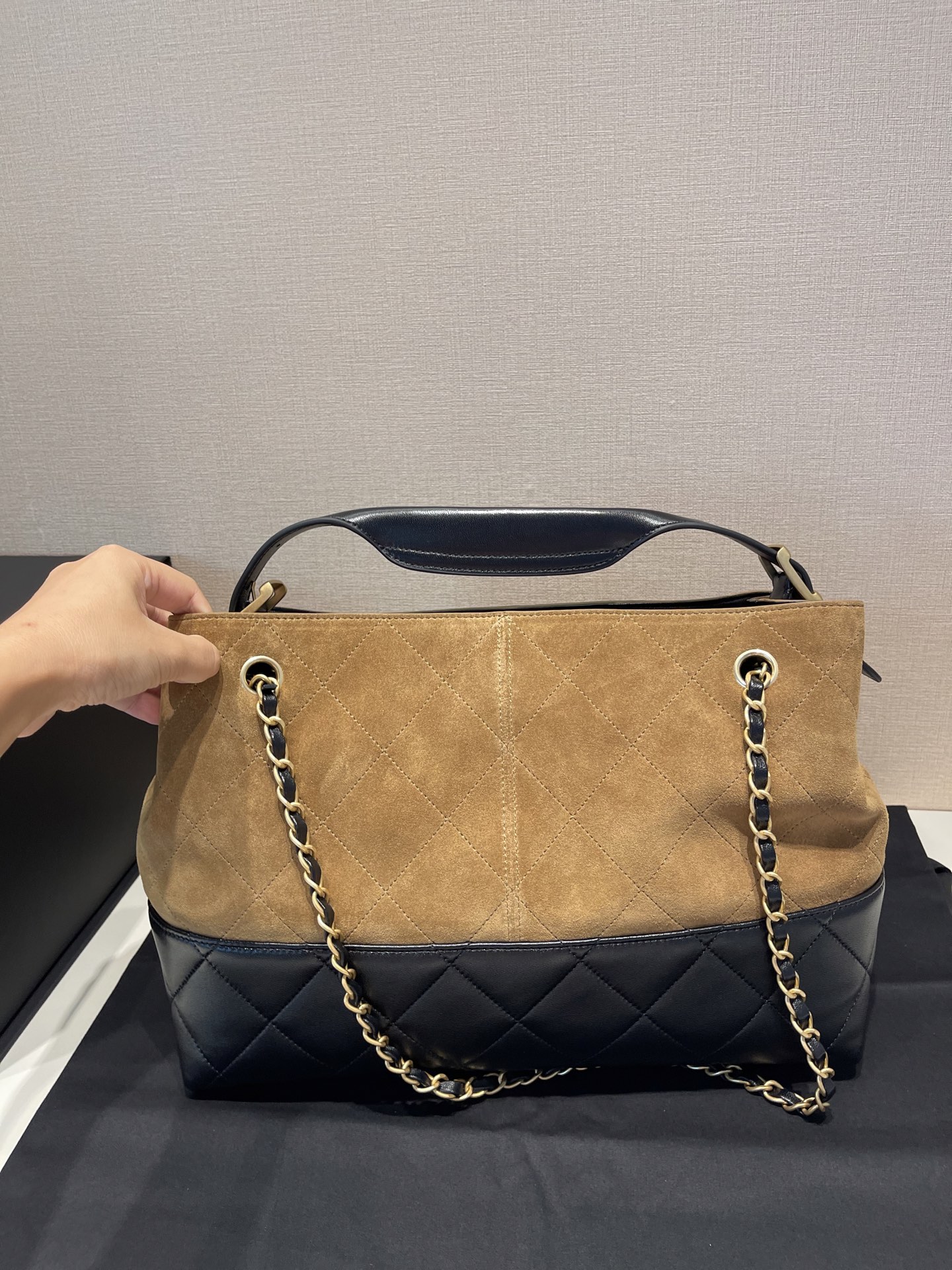 Small Tote (AS5634B) in Beige & Black Suede Calfskin with Shiny Lambskin & Gold-Tone Hardware, 2024/25 Métiers d’art Collection - Mocuir