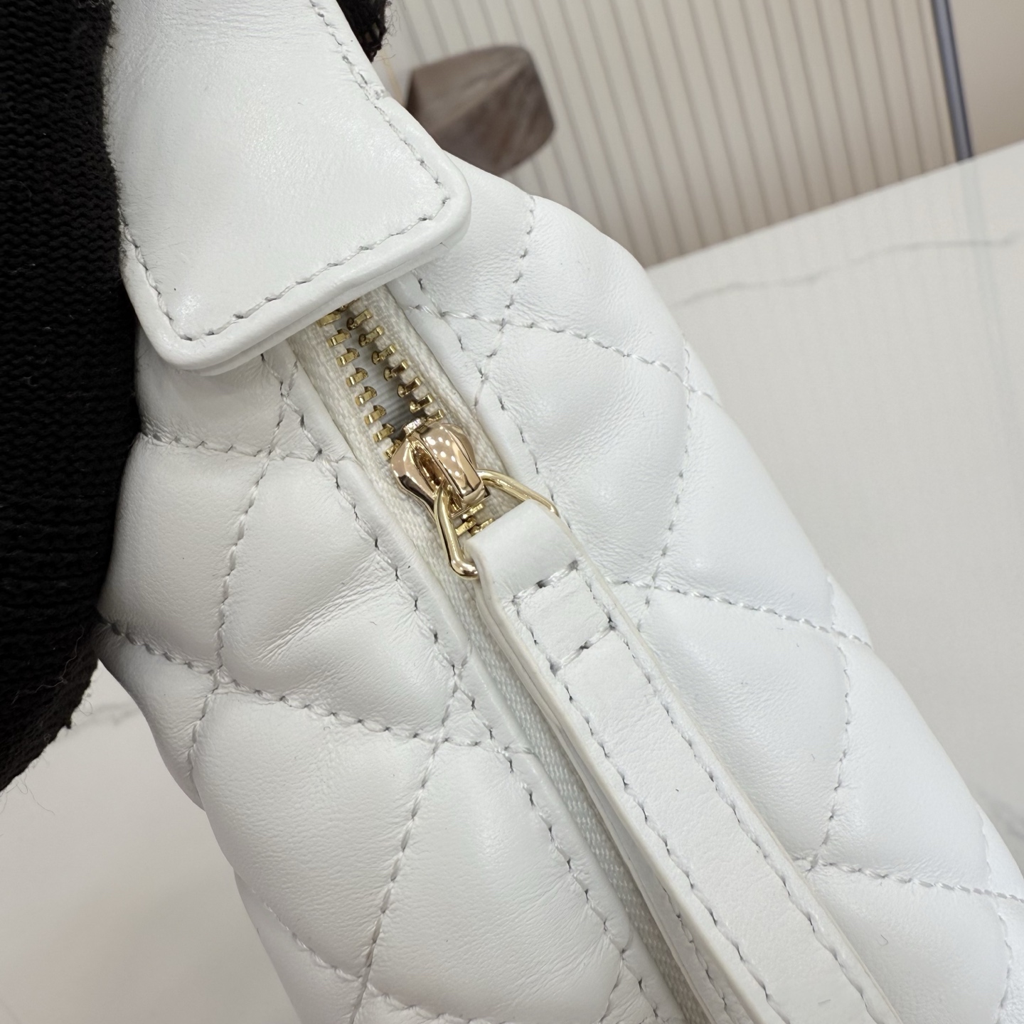 23C Hula Hoop Pouch Quilted Lambskin Bag in White (Gold Hardware) - Mocuir