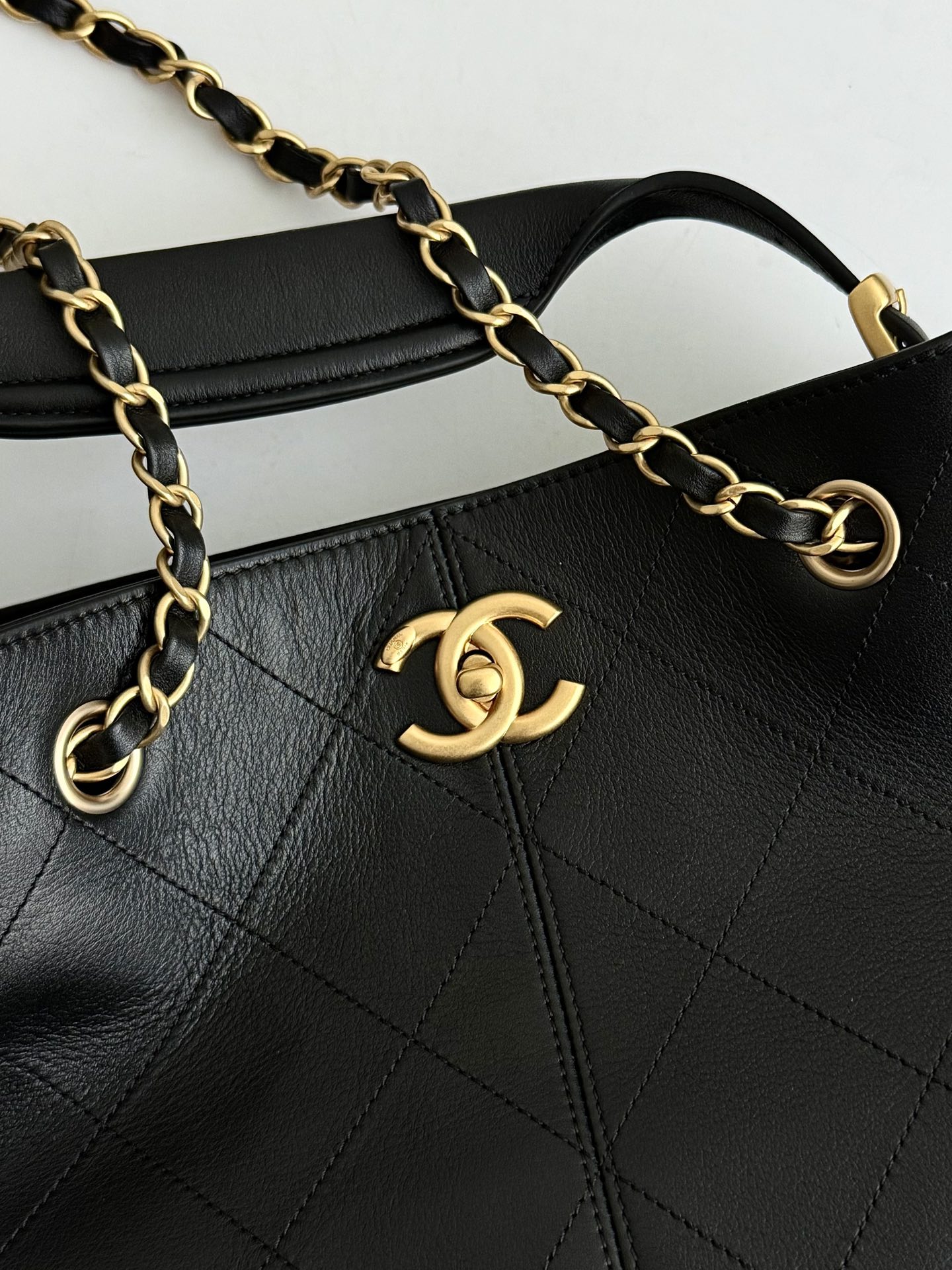 Quilted Calfskin Hobo Bag (AS3323) in Black Calfskin with Gold-Tone Hardware, 24B Fall-Winter Collection - Mocuir