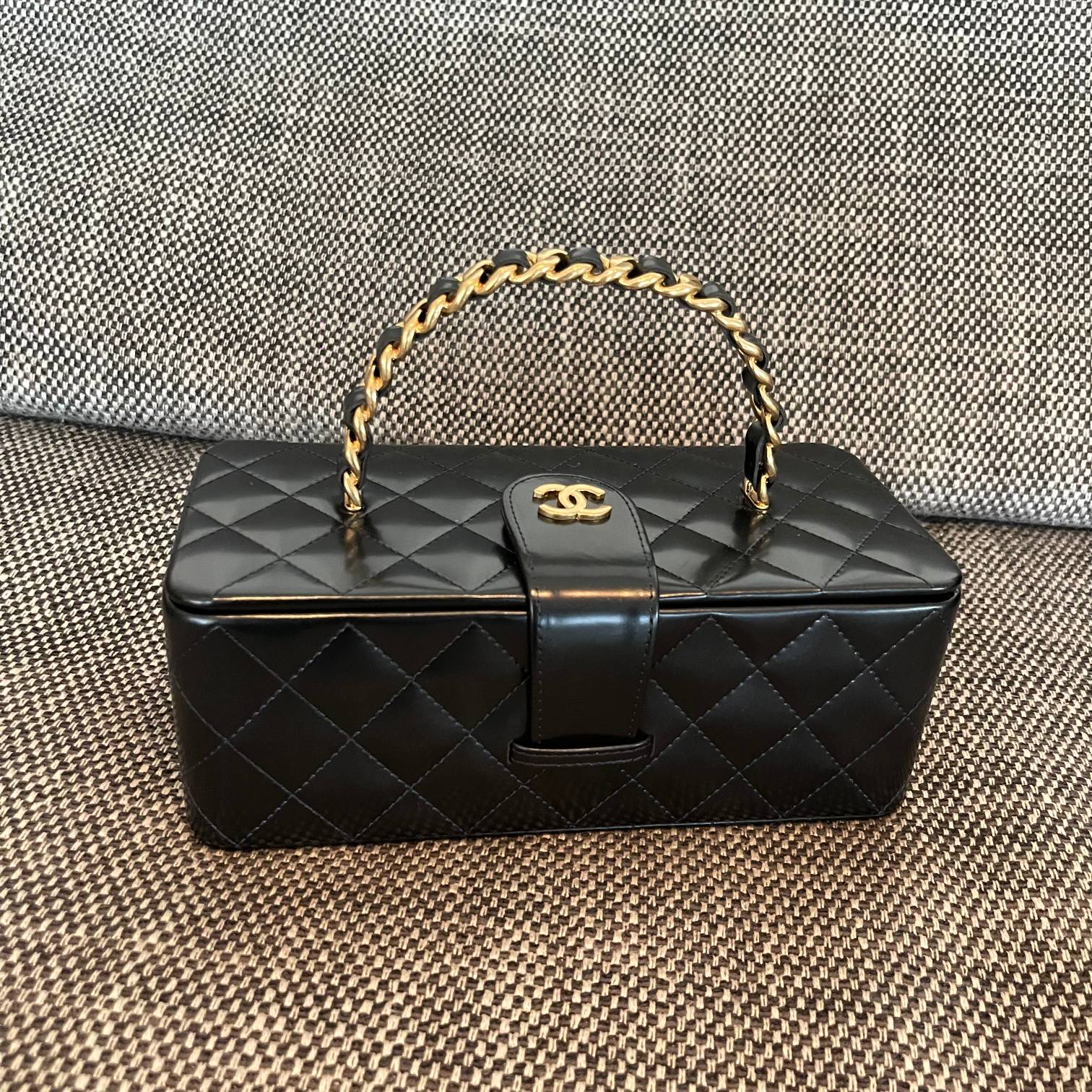 25C Long Quilted Patent Leather Vanity Case in Black - Mocuir