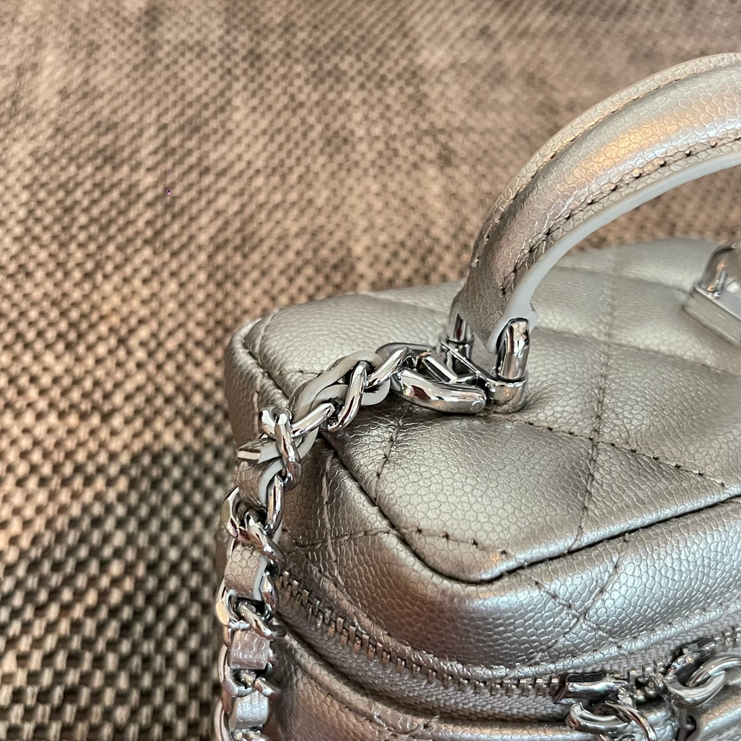 Silver Metallic Quilted Caviar Leather Mini Vanity Case with Handle and Silver-Tone Chain - Mocuir