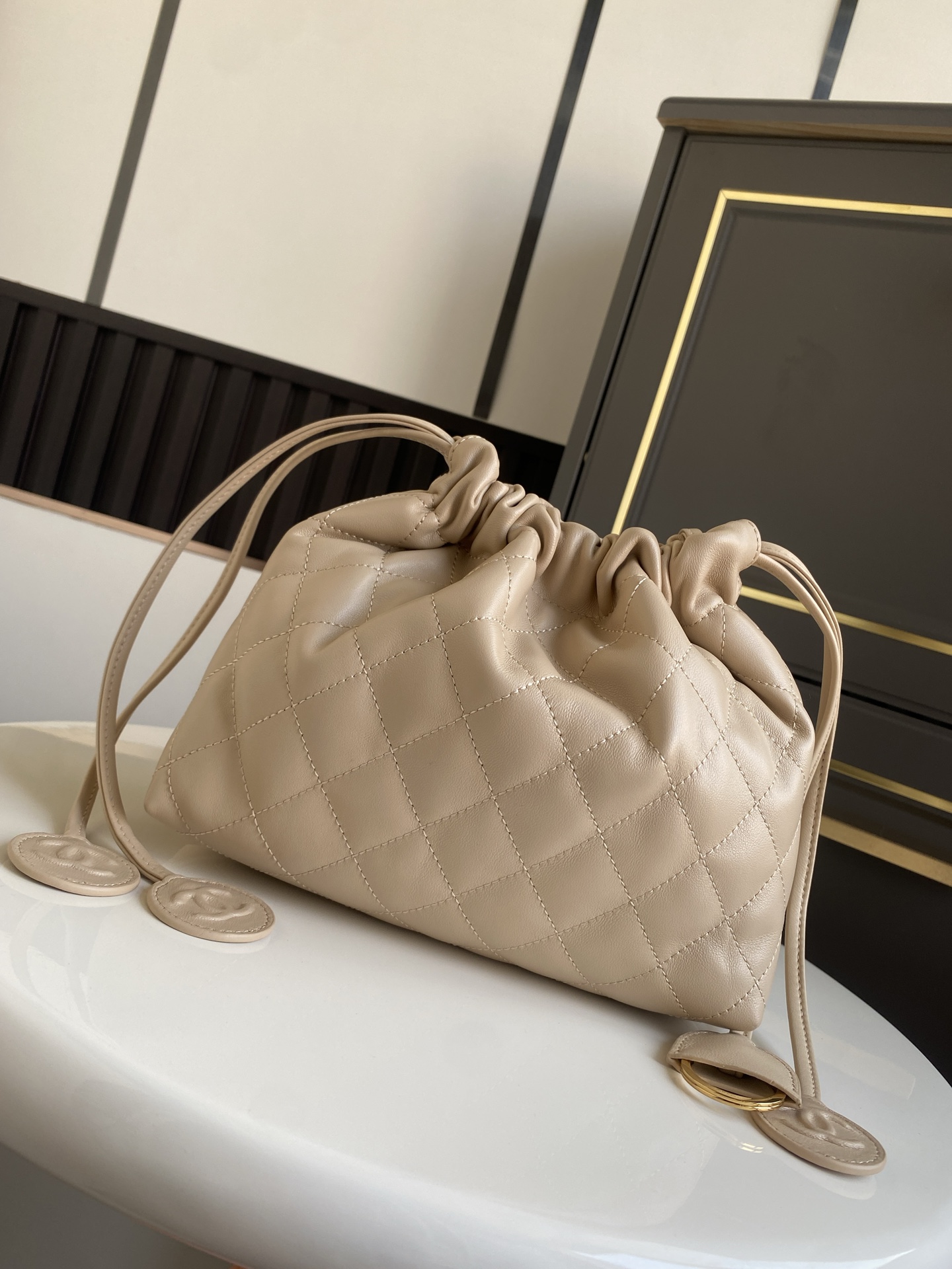 24BQuilted Lambskin Drawstring Hobo Bag（Beige Clair） - Mocuir