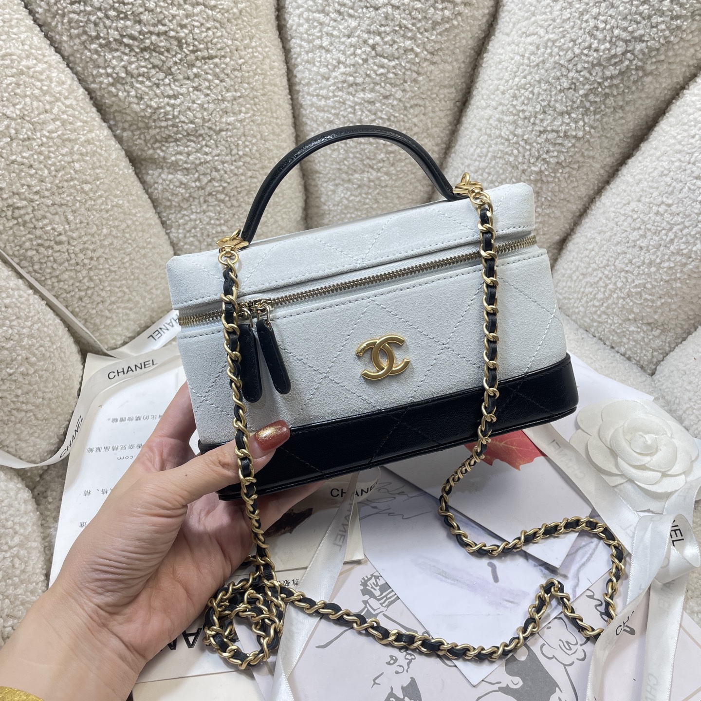 26S Slim Vanity Case with Chain in White/Ivory Suede & Black Lambskin with Gold-Tone Hardware - Mocuir