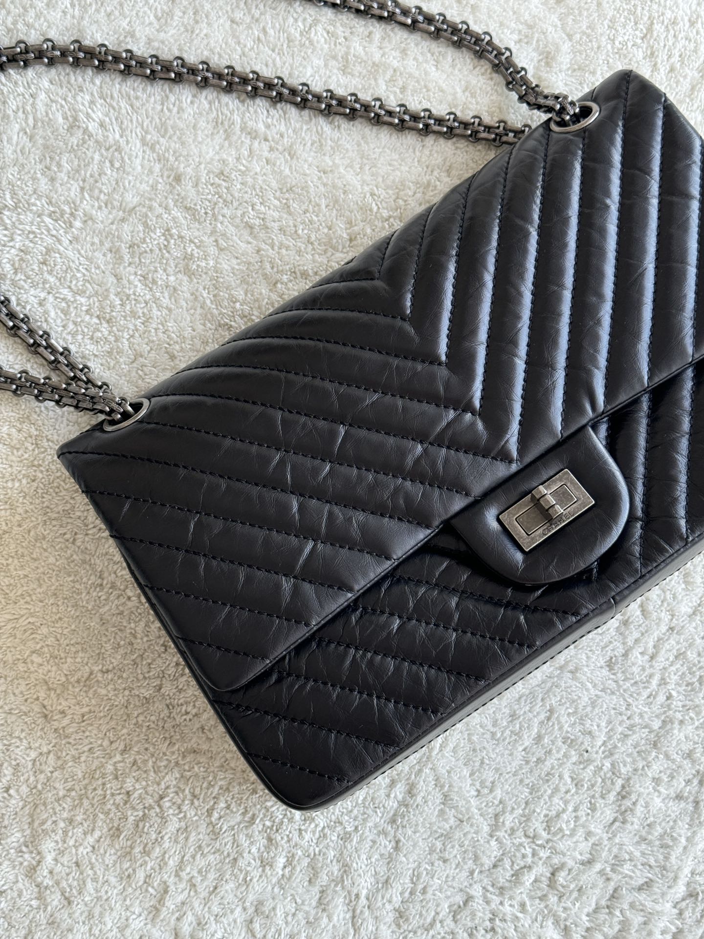 2.55 Reissue 227 Jumbo Flap Bag in Black Aged Calfskin with Chevron Quilting and Ruthenium-Finish Hardware - Mocuir