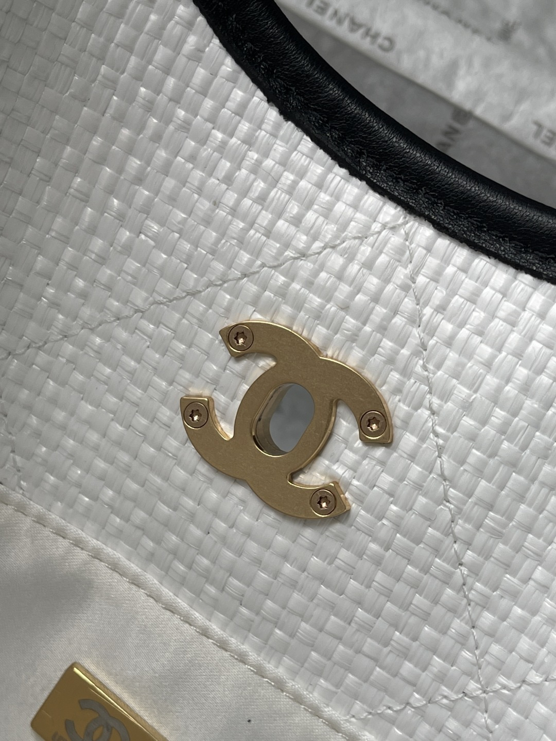 25C White Woven Straw Small Tote Handbag with Black Calfskin Trim and Gold-Tone Hardware - Mocuir