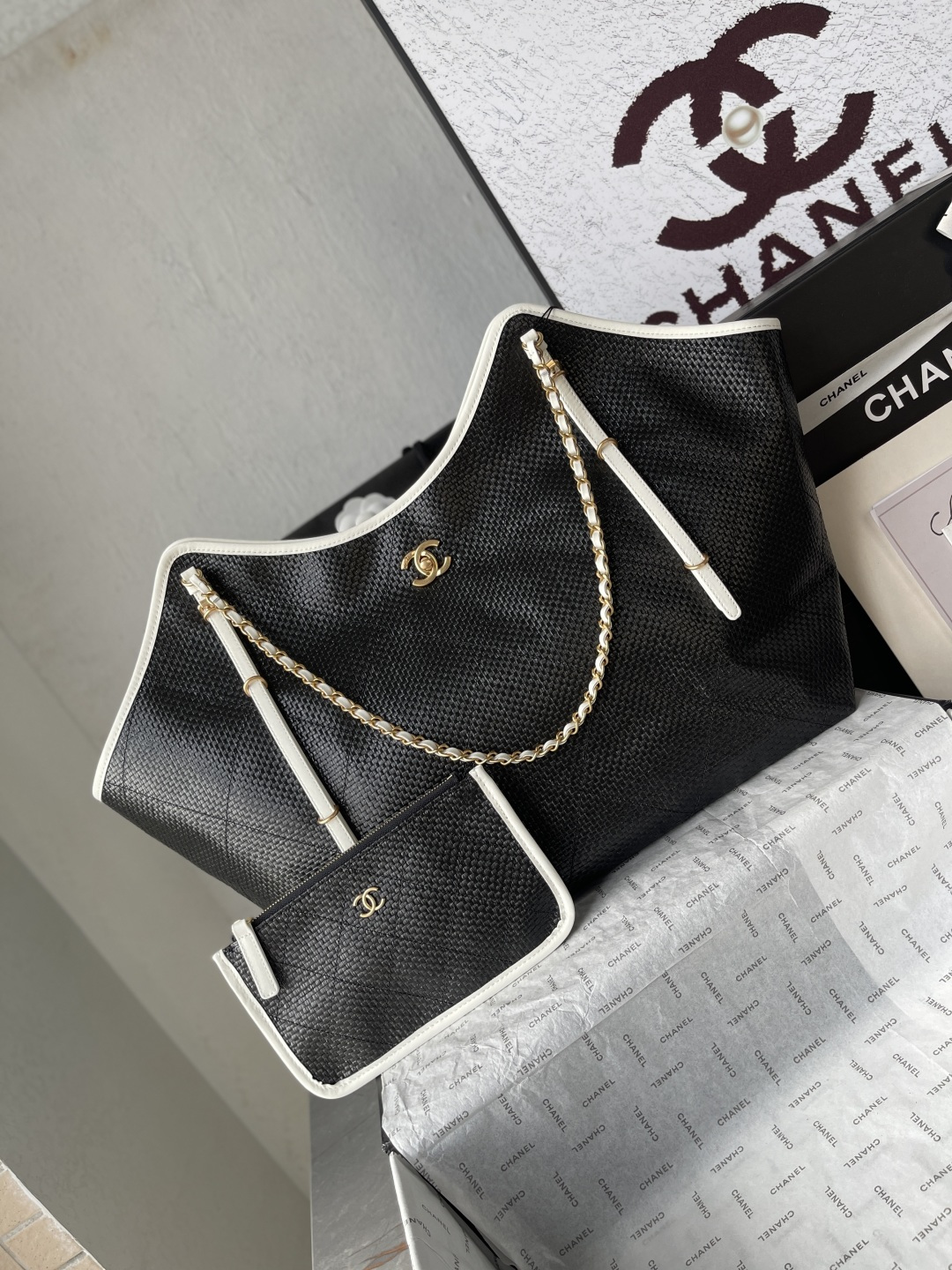 25C Woven Straw Large Tote Handbag with White Calfskin Trim and Gold-Tone Hardware - Mocuir