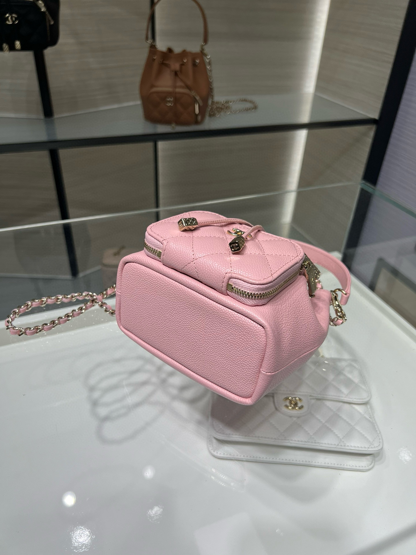 Small Drawstring Bucket Bag in Pink Quilted Grained Calfskin with Gold-Tone Metal (Model AP4775) - Mocuir