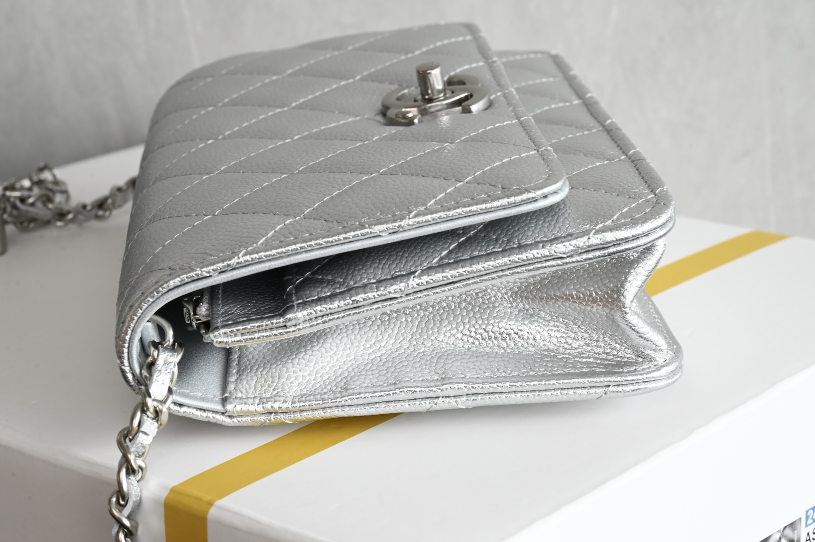 Classic Wallet On Chain (WOC) in Metallic Silver Grained Calfskin with Silver-Tone Hardware - Mocuir