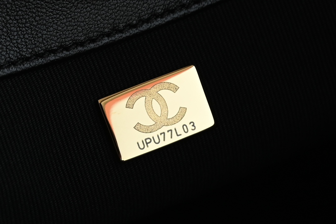 24K Hobo Shoulder Bag in Black Quilted Lambskin with Gold-Tone Hardware (Model AS4612) - Mocuir