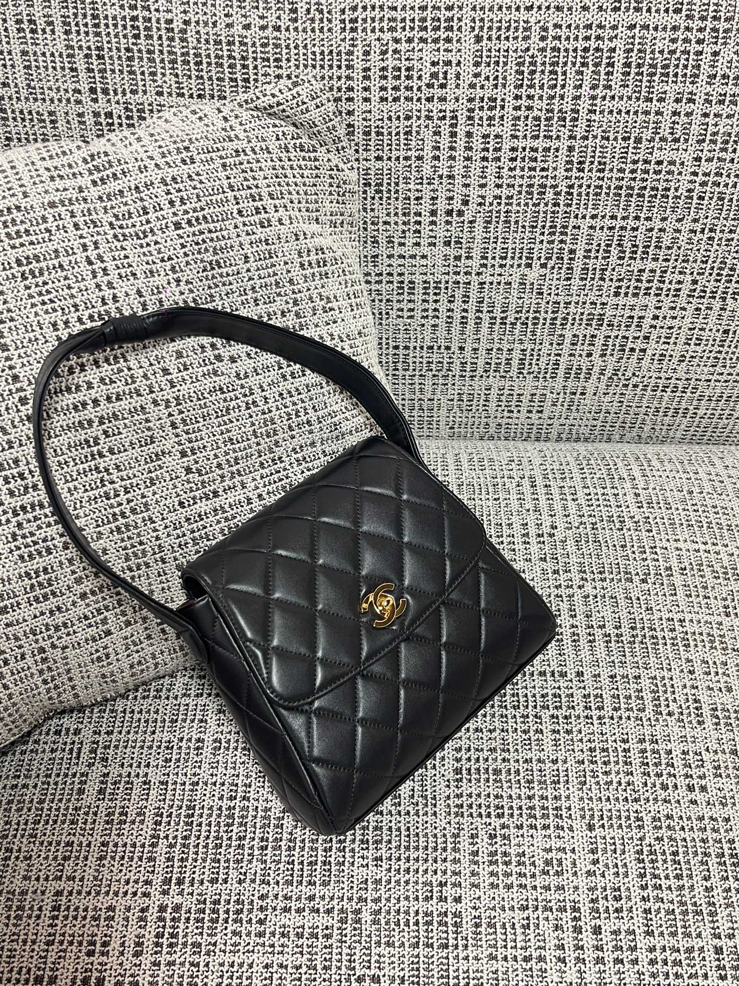 Vintage Quilted Lambskin Single Flap Hobo Bag in Black (Gold Hardware) - Mocuir