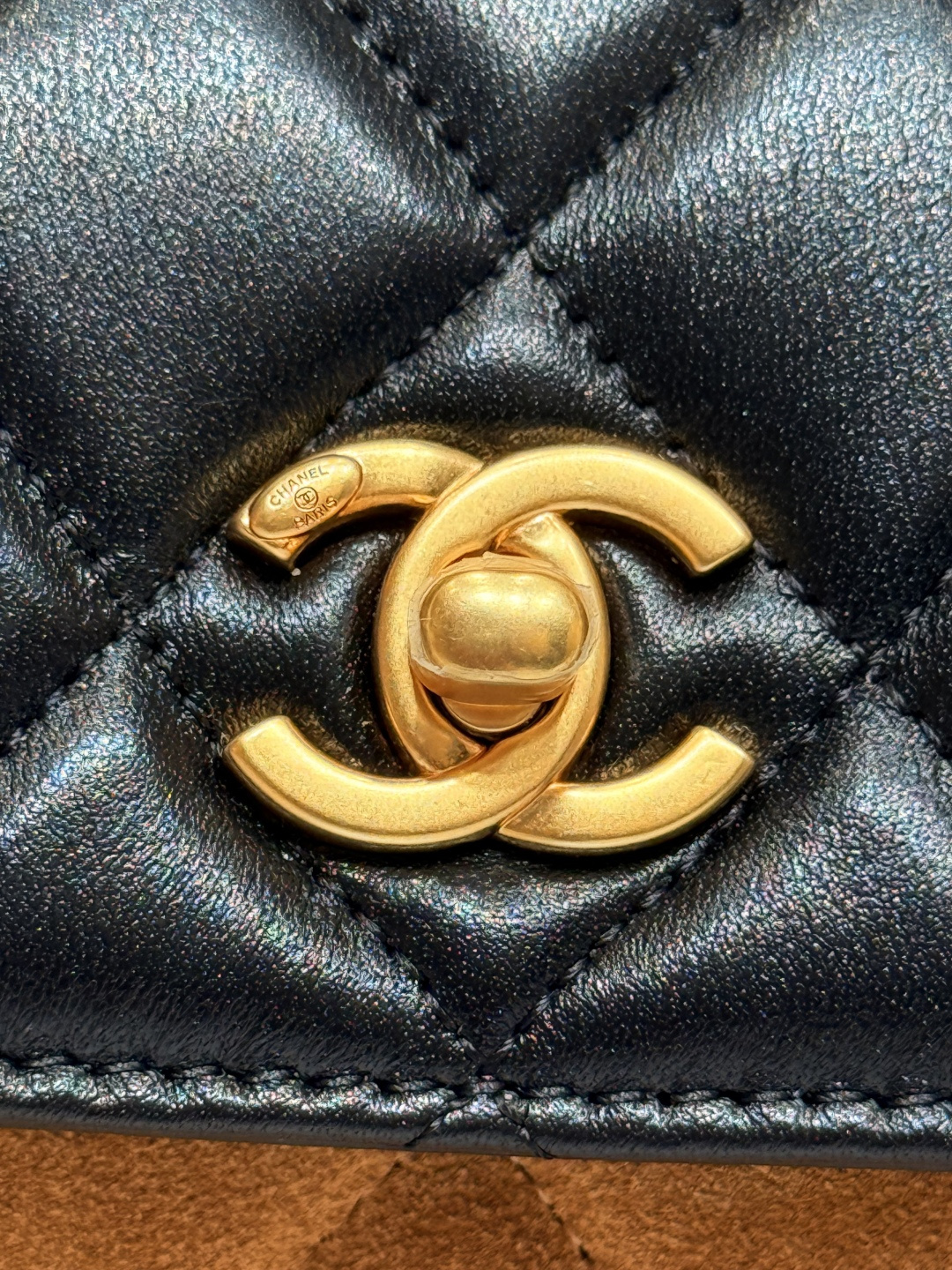 25A Métiers d'Art Lambskin & Suede Calfskin Phone Bag with Gold-Tone Hardware (Model AS5132) - Mocuir