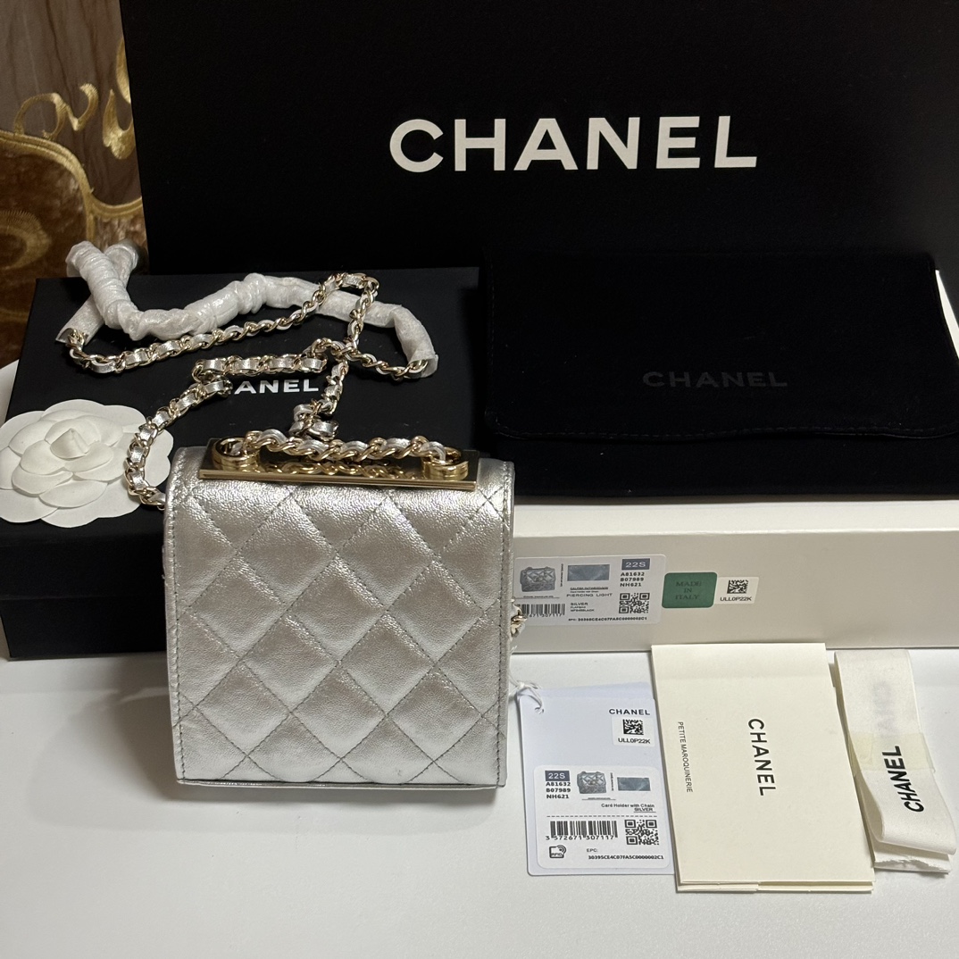 Trendy CC Mini Quilted Metallic Lambskin Shoulder Bag in Metallic Silver (Gold Hardware) - Mocuir