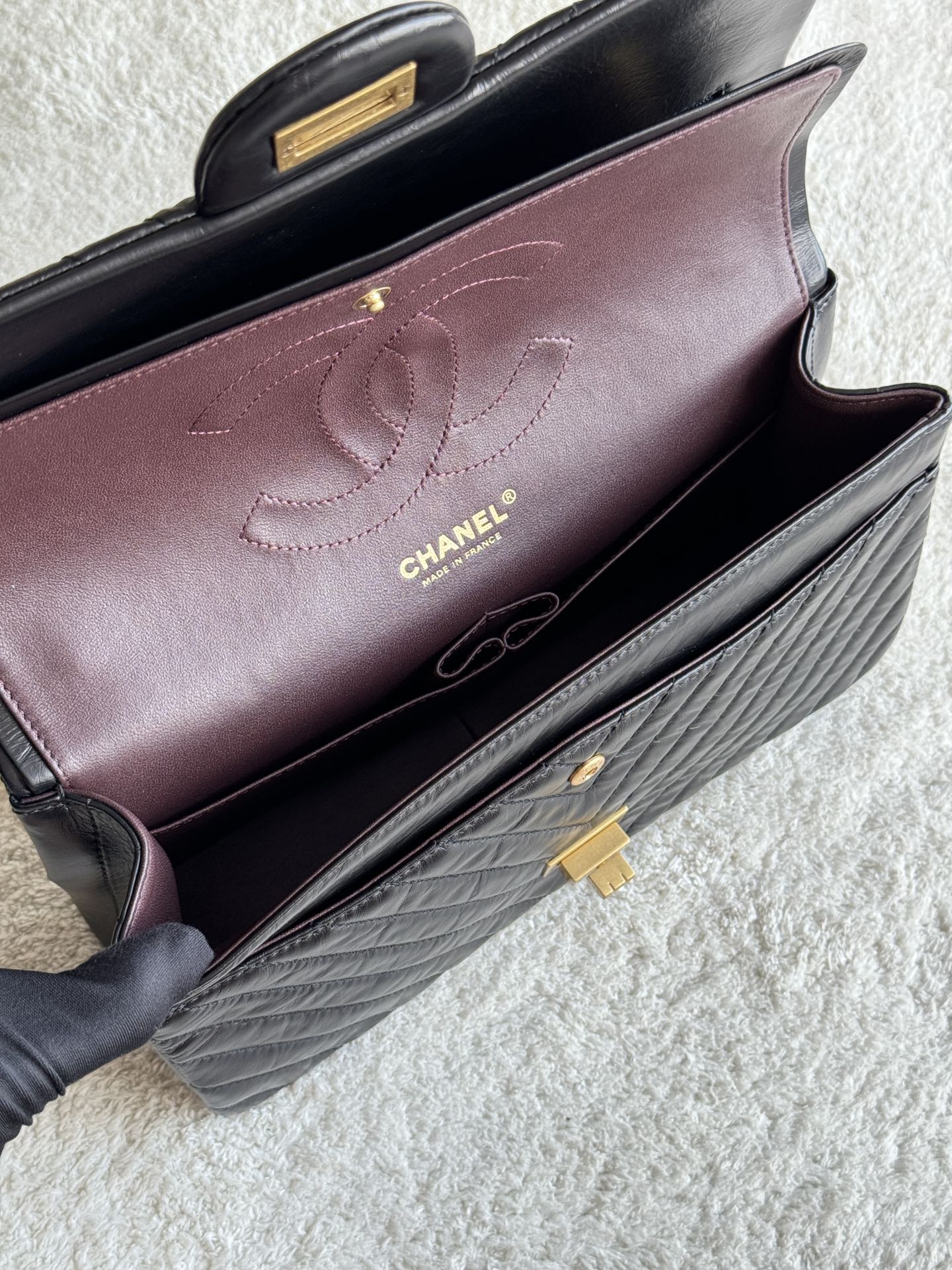 2.55 Reissue 227 Jumbo Flap Bag in Black Aged Calfskin with Chevron Quilting and Gold-Tone Hardware - Mocuir