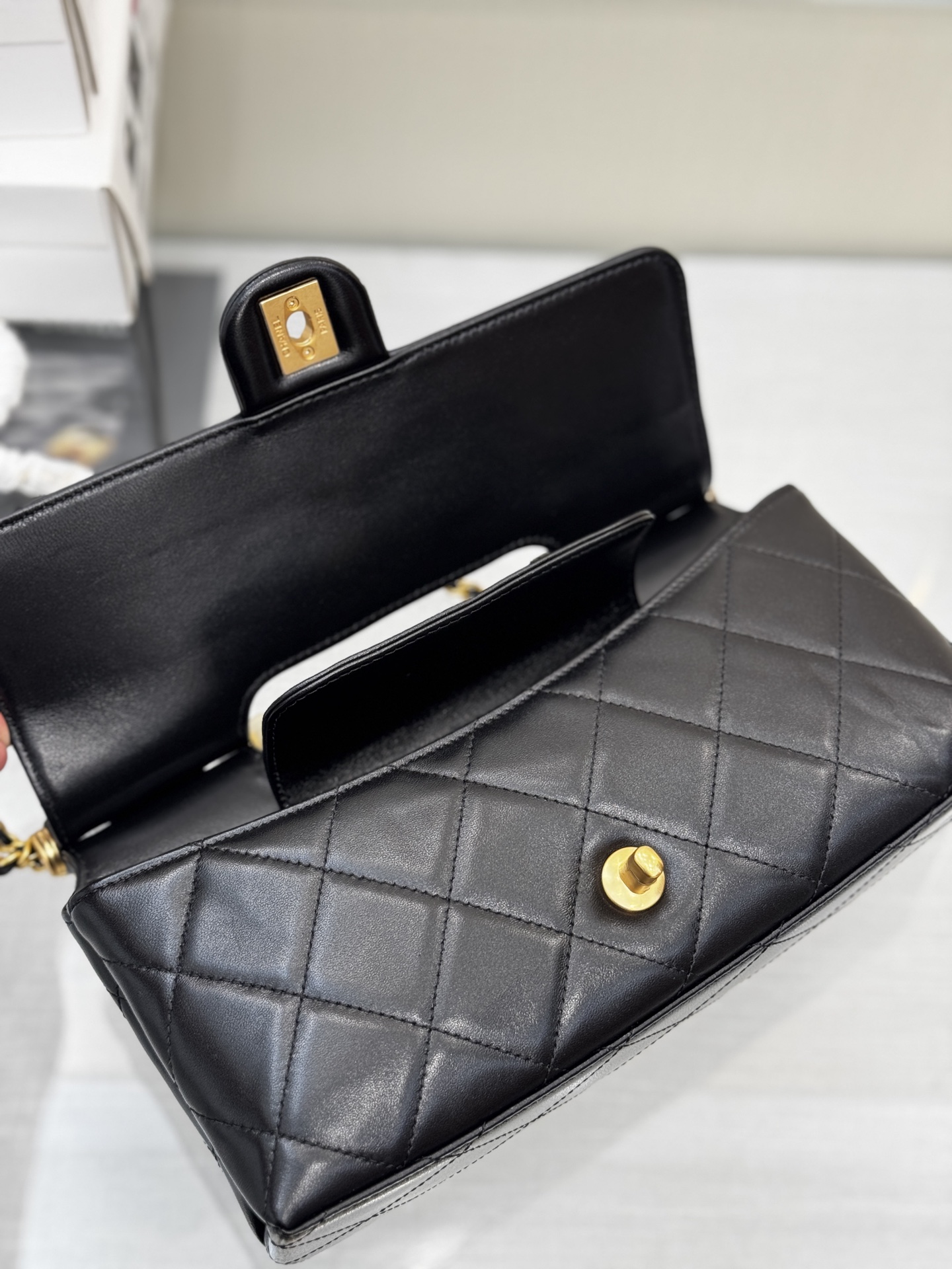 Pearl Handle Flap Bag - Mocuir