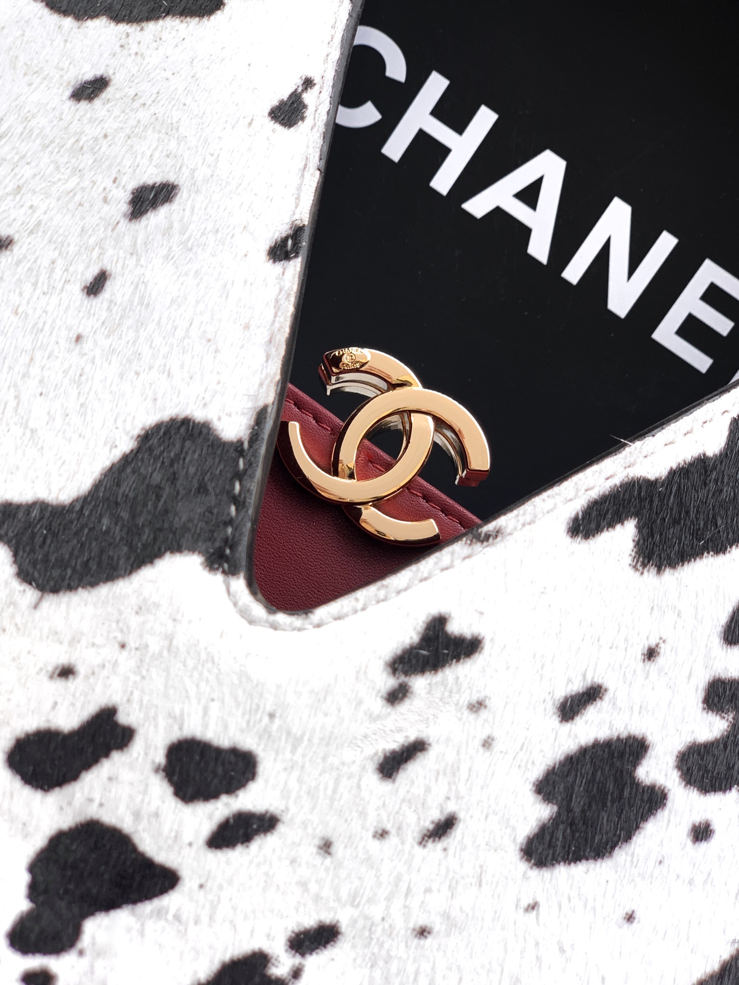 2026 Fall-Winter Runway Hobo Bag in Black & White Dalmatian Print Pony Hair with Gold-Tone Hardware & Empire State Building Tassel Charm - Mocuir