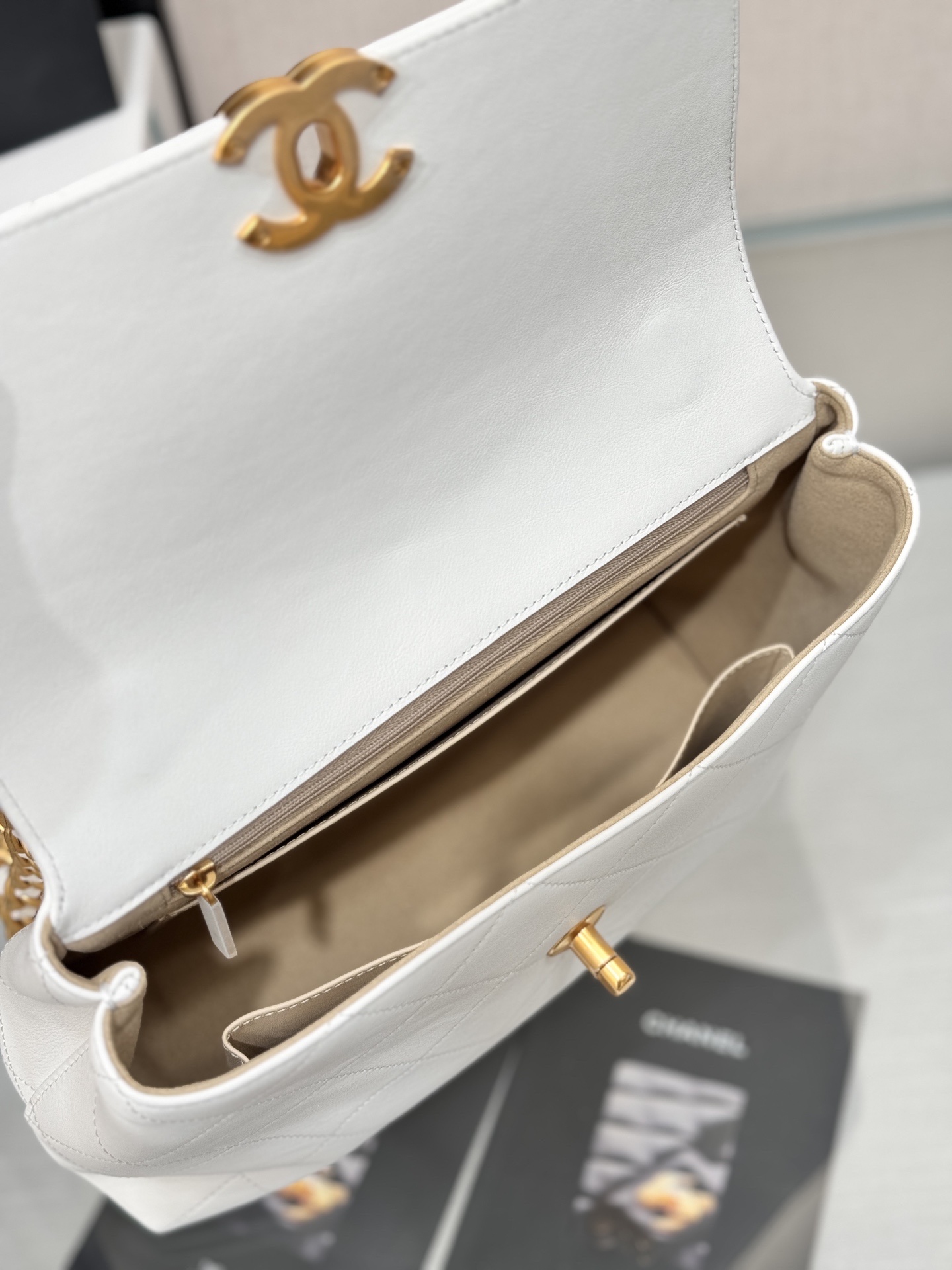 Top Handle Flap Bag (AS5212) in White Shiny Lambskin with Gold-Tone Hardware, 25P Pre-Fall Collection - Mocuir