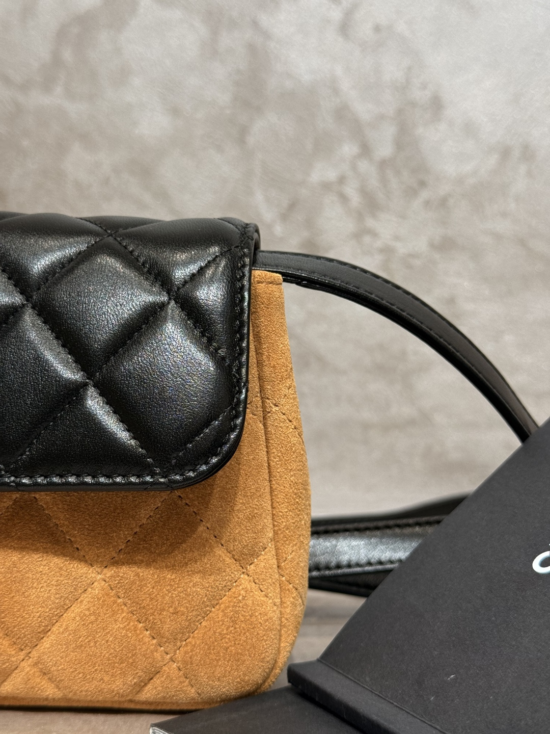 25A Métiers d'Art Lambskin & Suede Calfskin Phone Bag with Gold-Tone Hardware (Model AS5132) - Mocuir