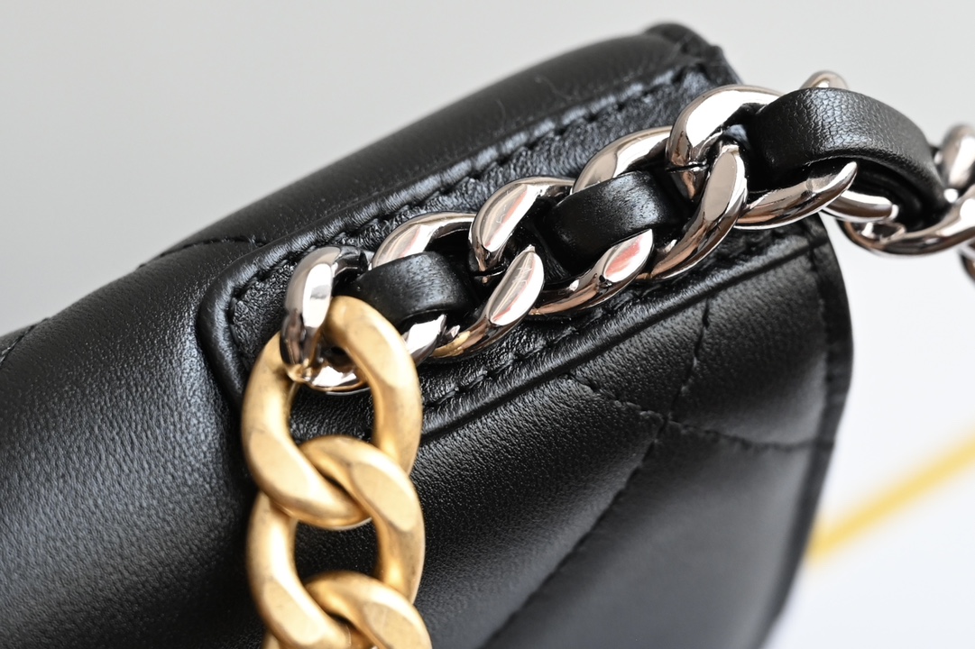 19 Wallet On Chain (WOC) in Black Lambskin with Mixed Gold & Silver Hardware (AS7759) - Mocuir