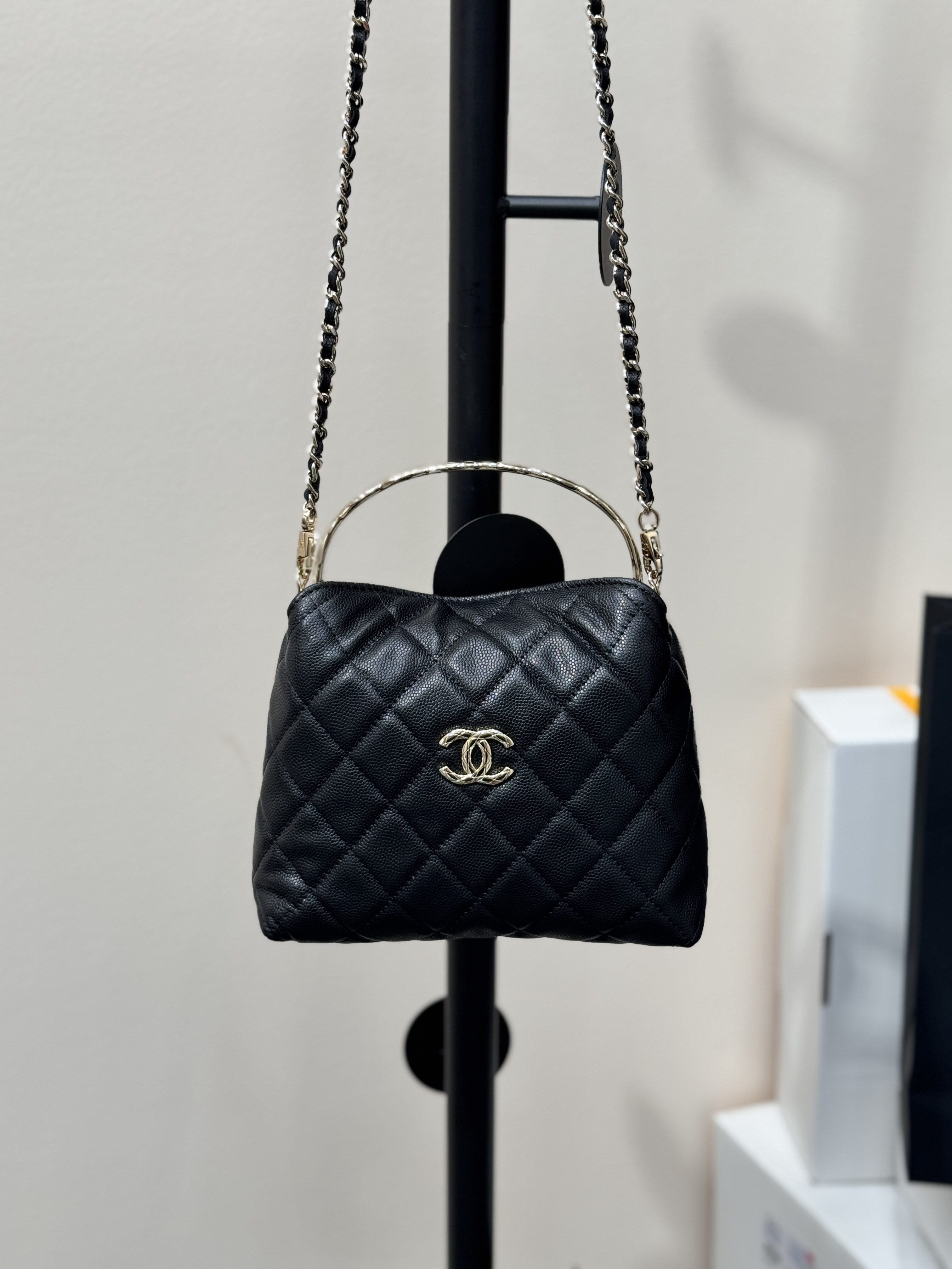 Metal Handle Bucket Bag（Black） - Mocuir