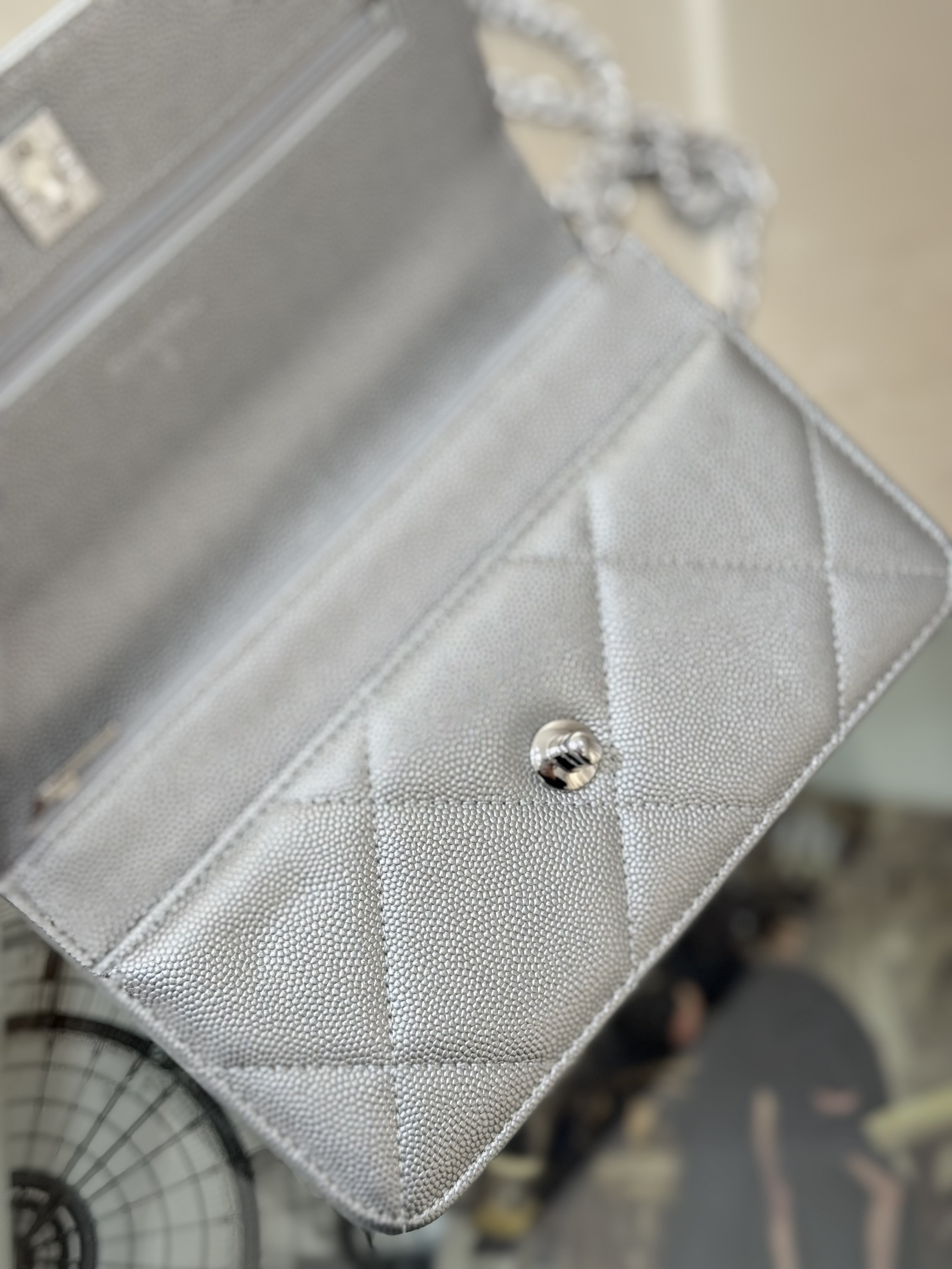 Wallet on Chain with Top Handle (AP3984) in Silver Caviar Leather with Silver-Tone Hardware, 25C Cruise Collection - Mocuir