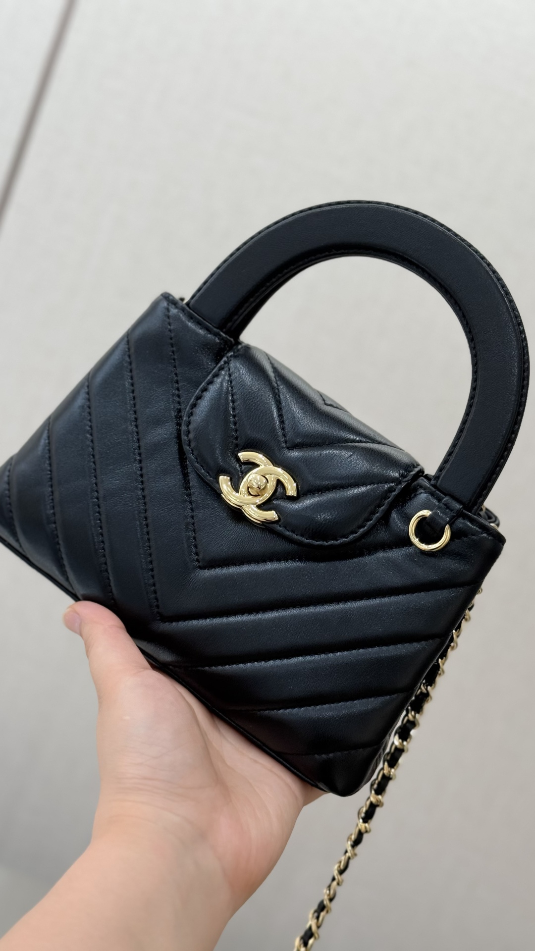 26K Kelly Mini Chevron-Quilted Lambskin Handle Bag with Gold-Tone Hardware - Mocuir