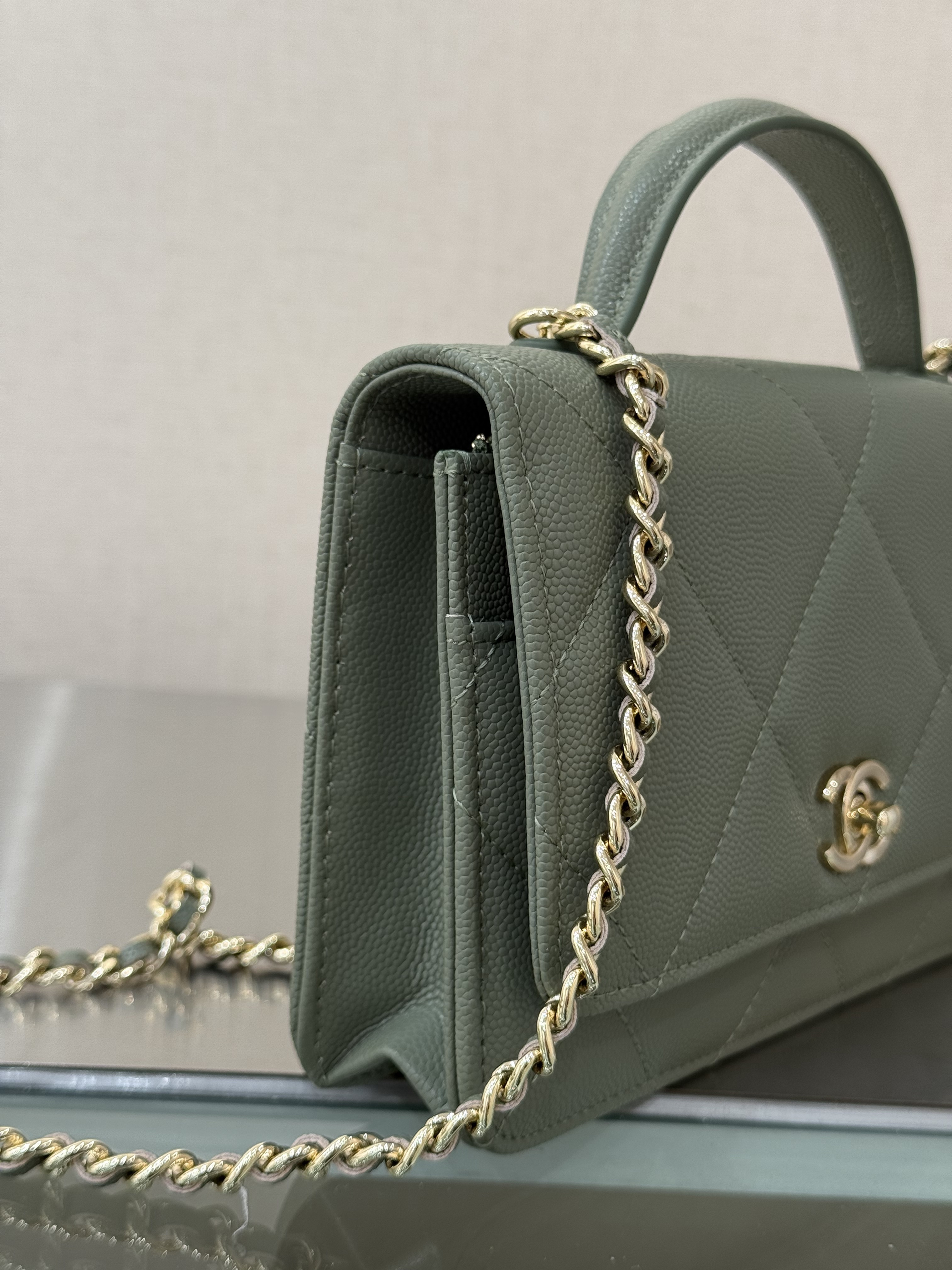 Wallet on Chain with Top Handle (AP3984) in Green Caviar Leather with Gold-Tone Hardware, 25C Cruise Collection - Mocuir