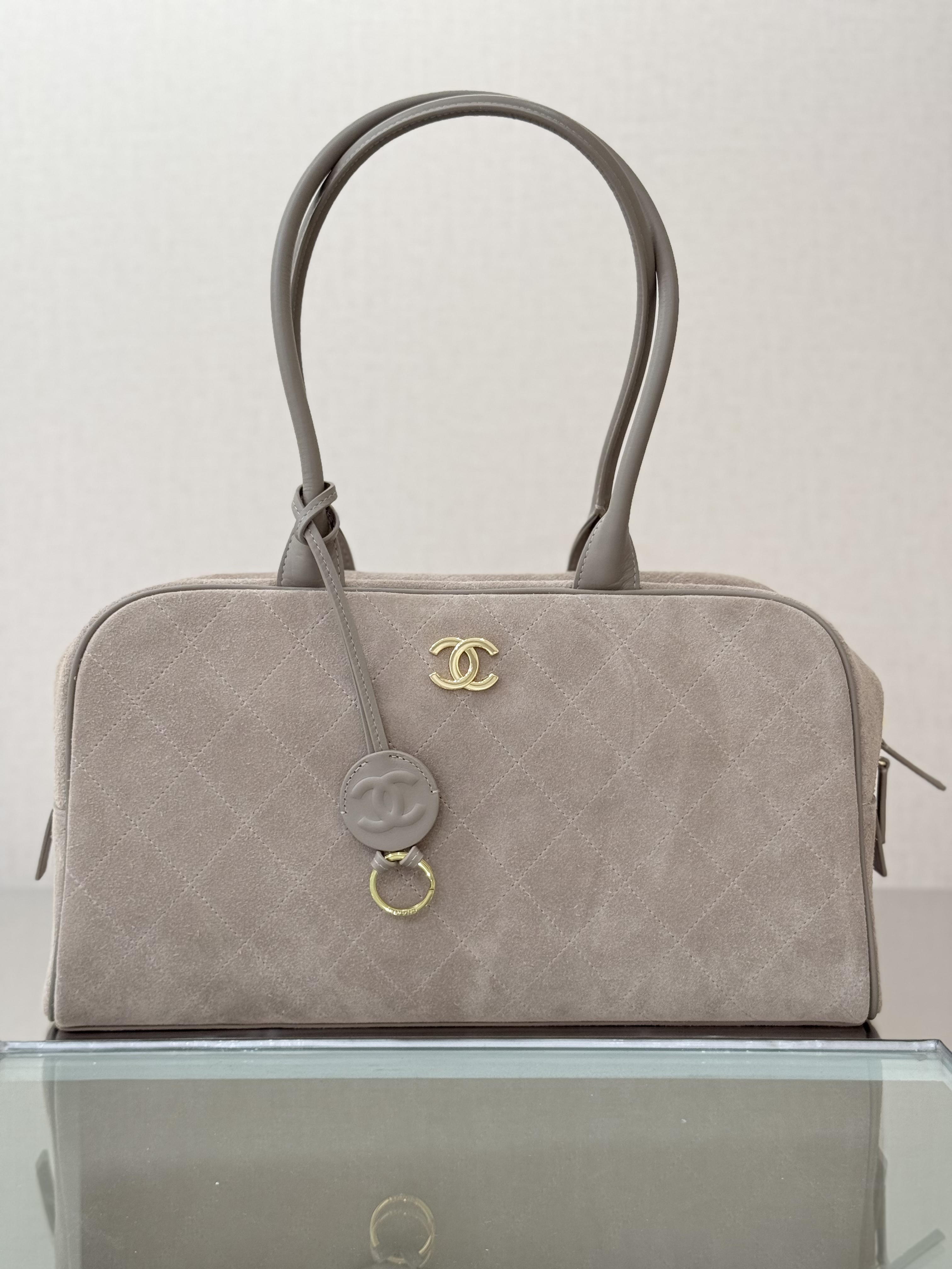 26S Nude Pink Quilted Suede Leather Bowling Handbag Gold-Tone Hardware - Mocuir