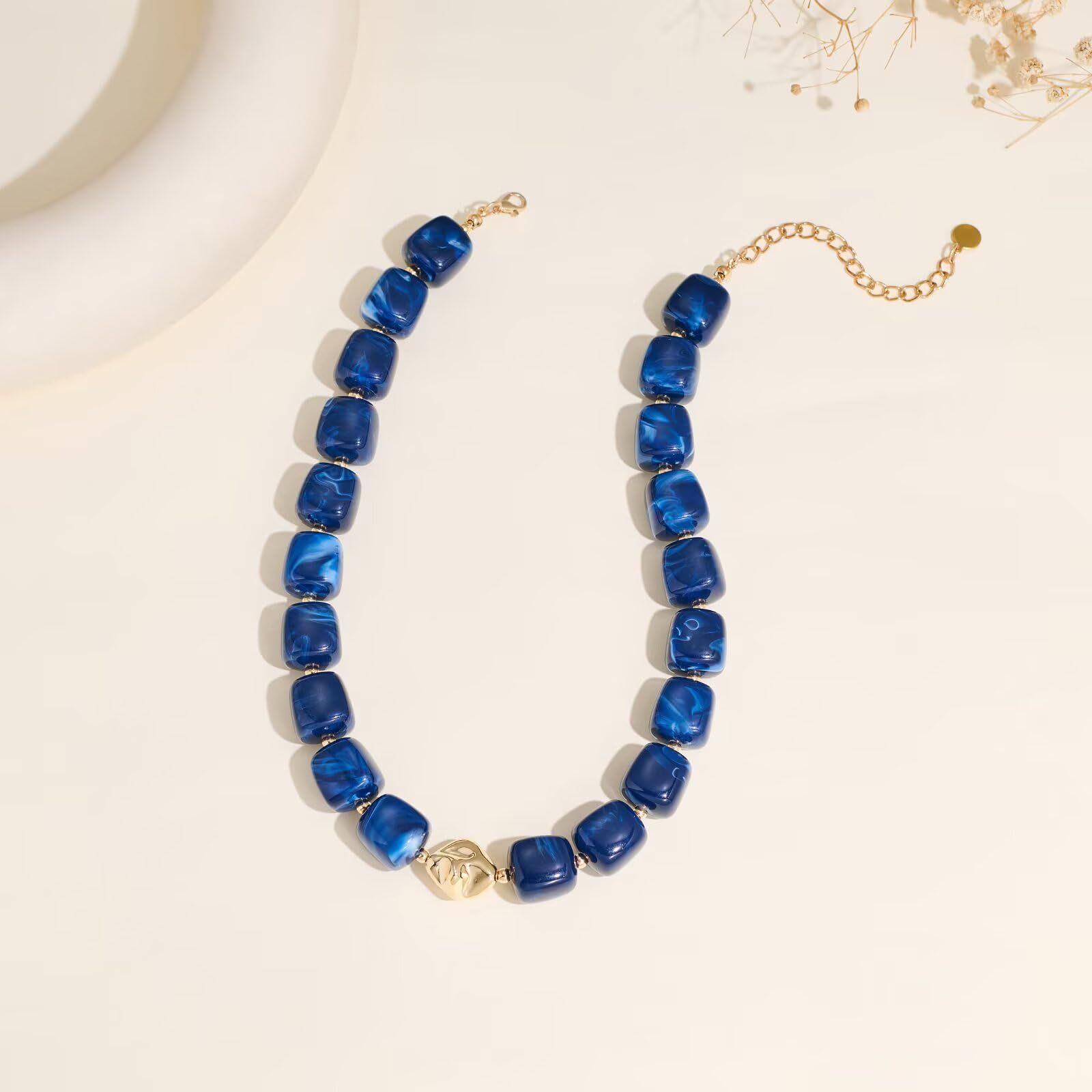 Resin beaded necklace is fashionable and versatile.