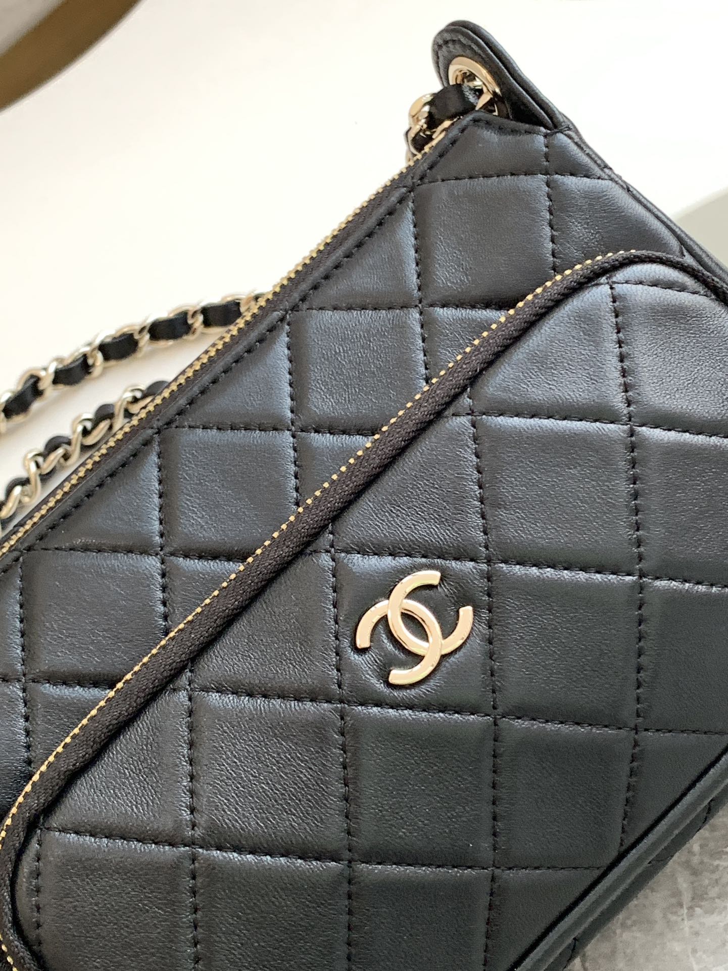 25C Cruise Camera Bag in Black Crinkled Lambskin - Mocuir