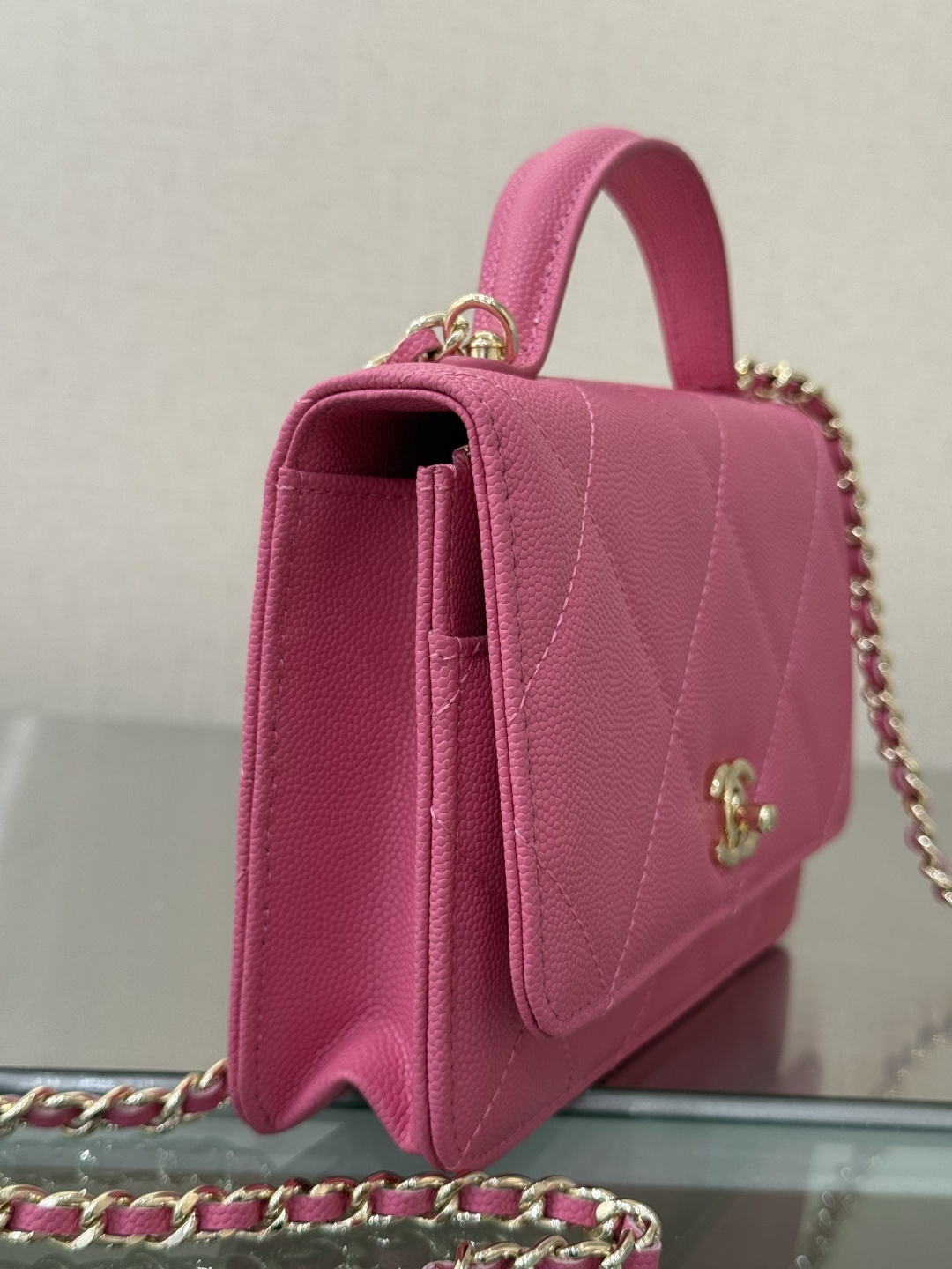 Wallet on Chain with Top Handle (AP3984) in Pink Caviar Leather with Gold-Tone Hardware, 25C Cruise Collection - Mocuir