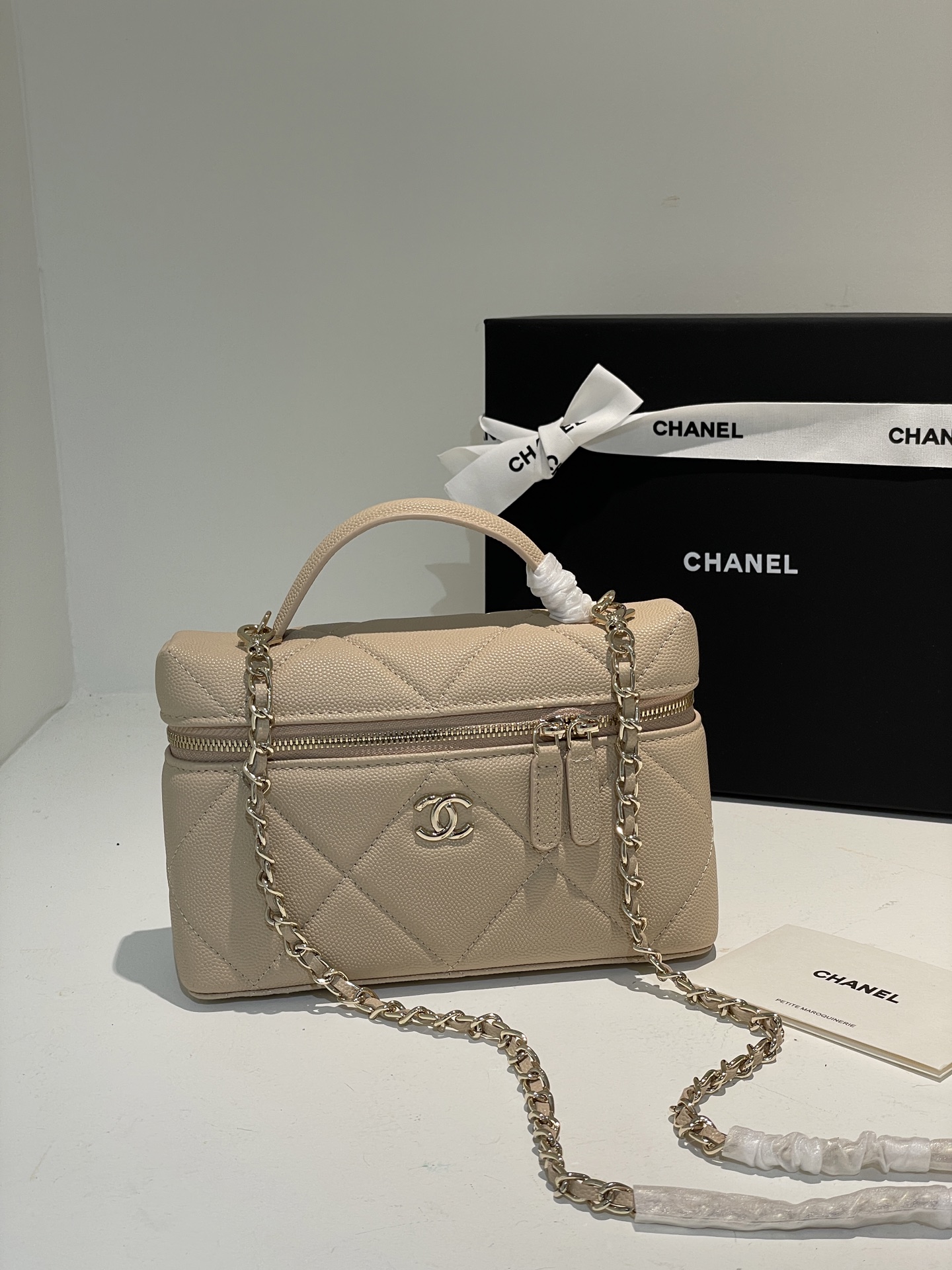 Beige Quilted Caviar Calfskin Vanity Case with Top Handle and Gold-Tone Chain Strap - Mocuir