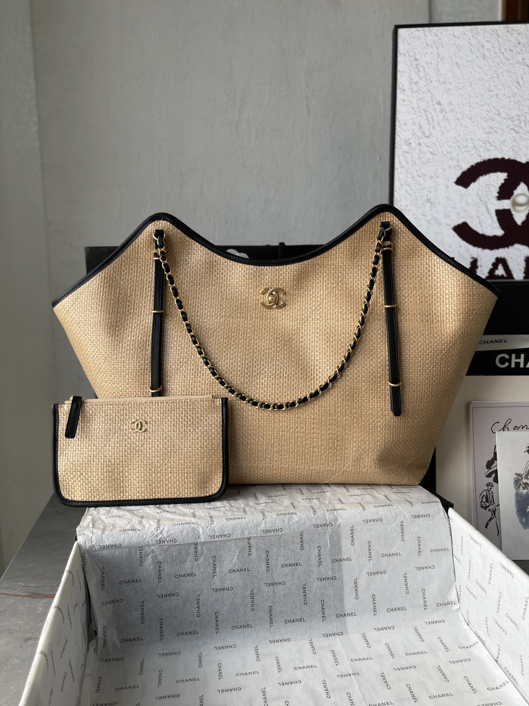 25C Beige Woven Straw Large Tote Handbag with Black Calfskin Trim and Gold-Tone Hardware - Mocuir