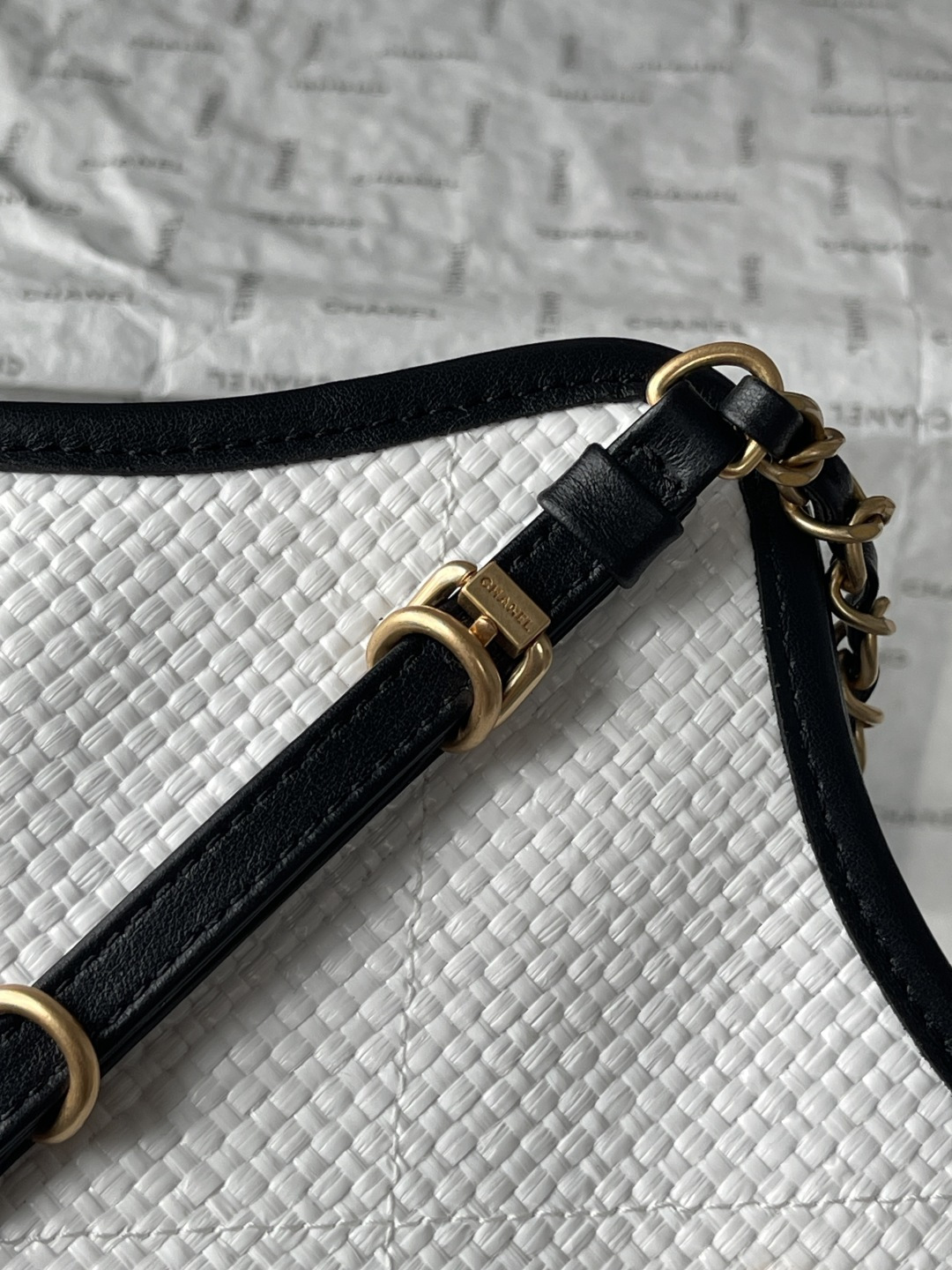 25C White Woven Straw Small Tote Handbag with Black Calfskin Trim and Gold-Tone Hardware - Mocuir