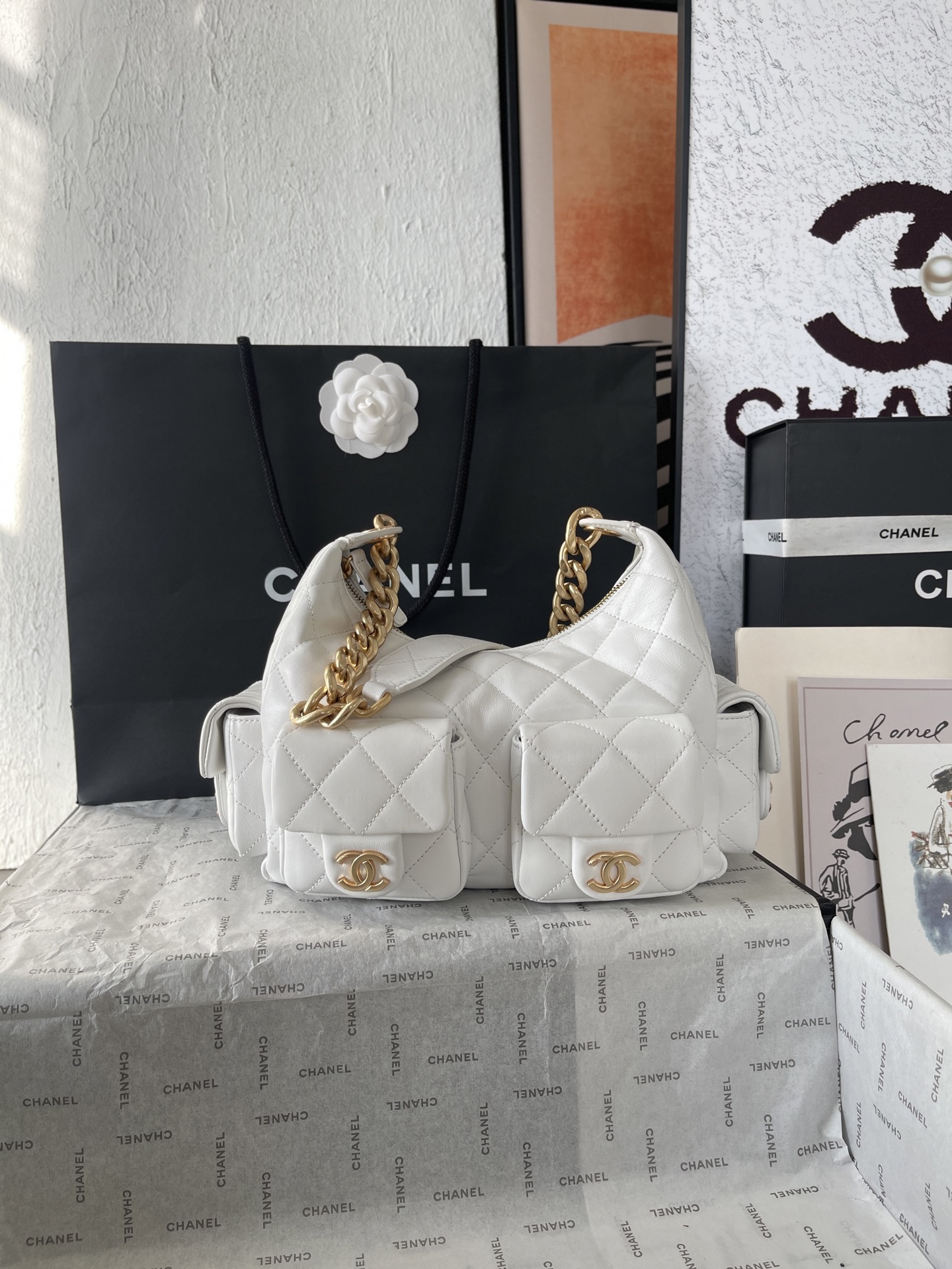 25C Multi-Pocket Hobo Bag in White Quilted Lambskin with Gold-Tone Hardware - Mocuir