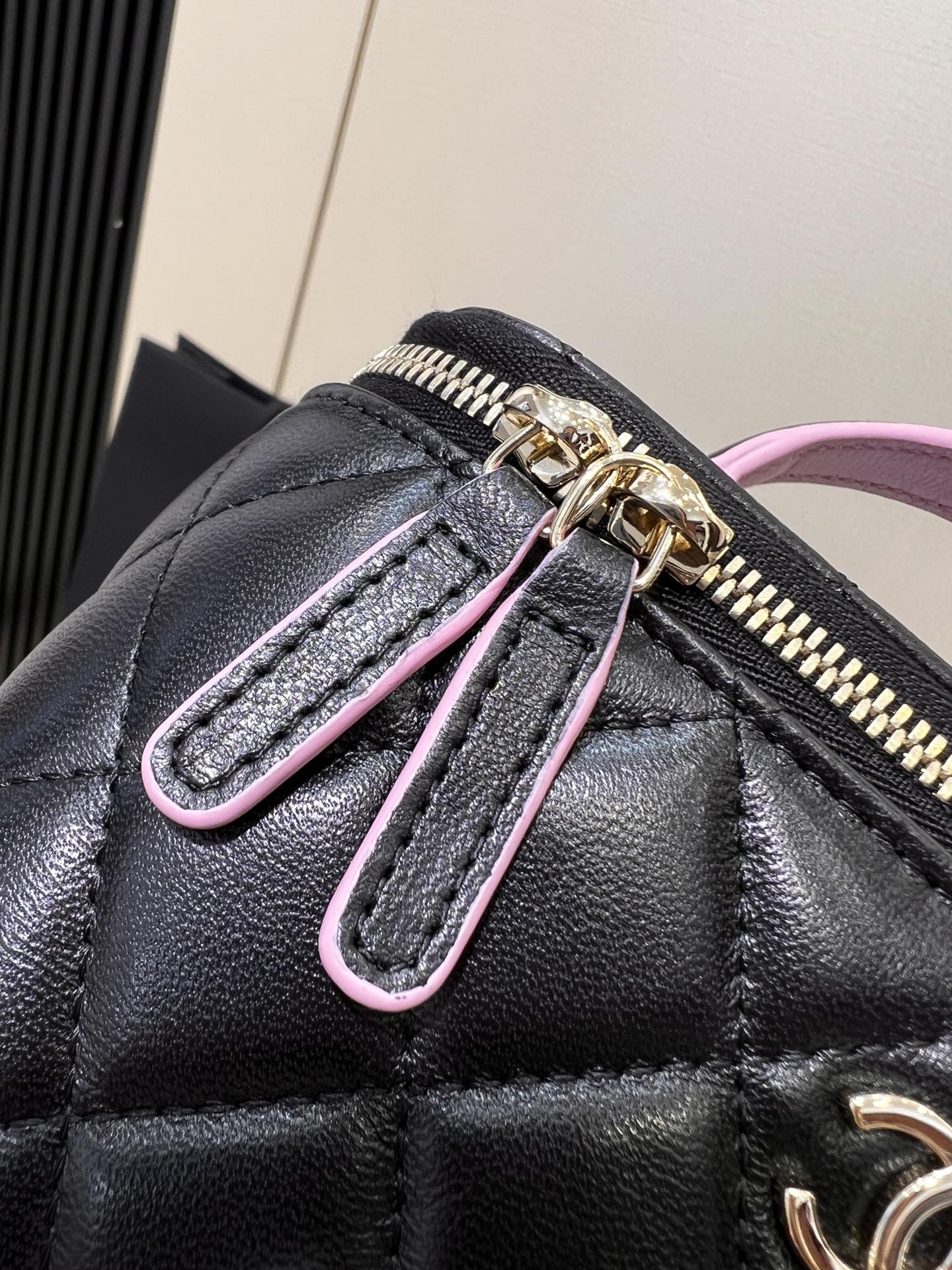 23P Long Vanity with Top Handle (Black & Pink) - Mocuir