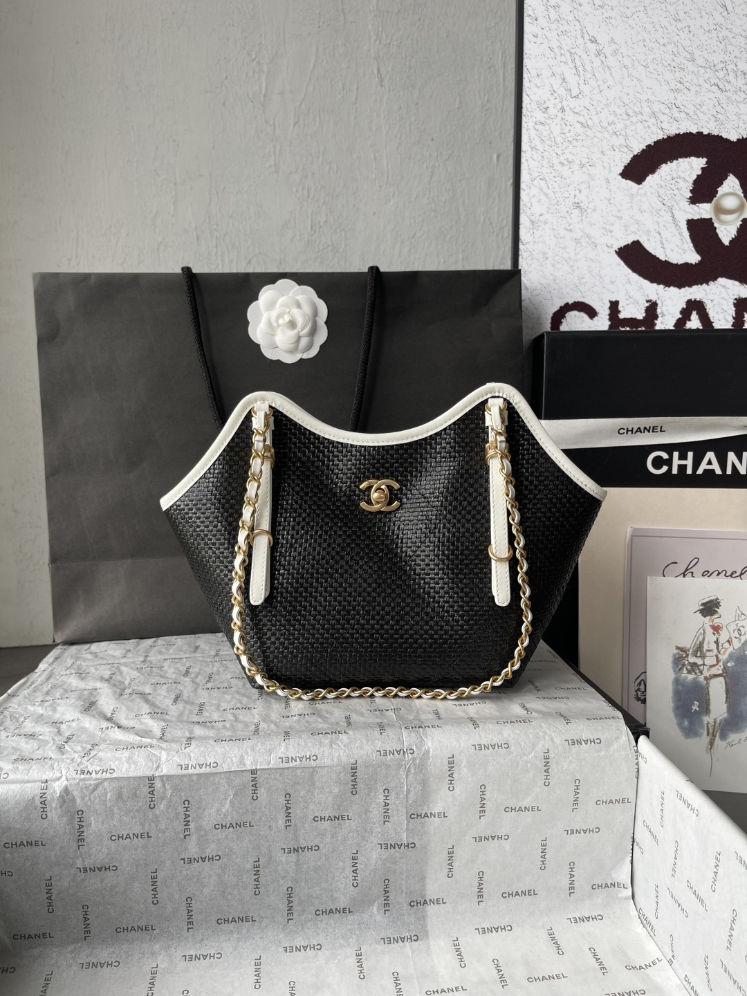 25C Black Woven Straw Large Tote Handbag with White Calfskin Trim and Gold-Tone Hardware - Mocuir