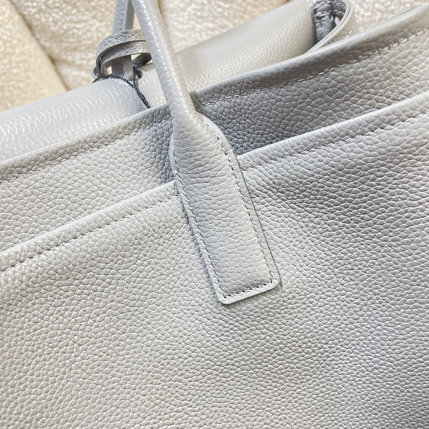 26S Cruise Large Tote Handbag in Light Grey Caviar Leather with Gold-Tone Hardware - Mocuir