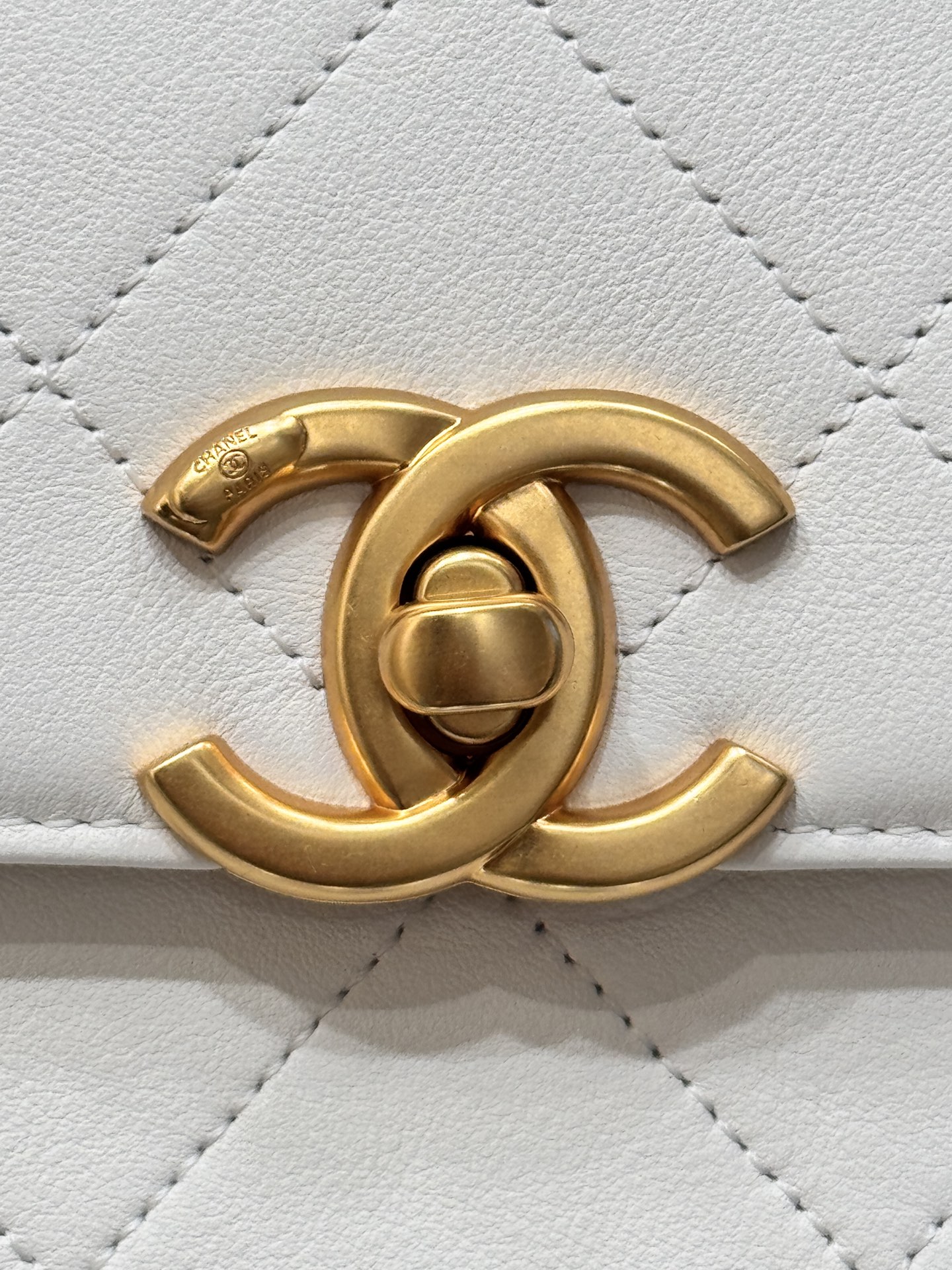 Top Handle Flap Bag (AS5212) in White Shiny Lambskin with Gold-Tone Hardware, 25P Pre-Fall Collection - Mocuir